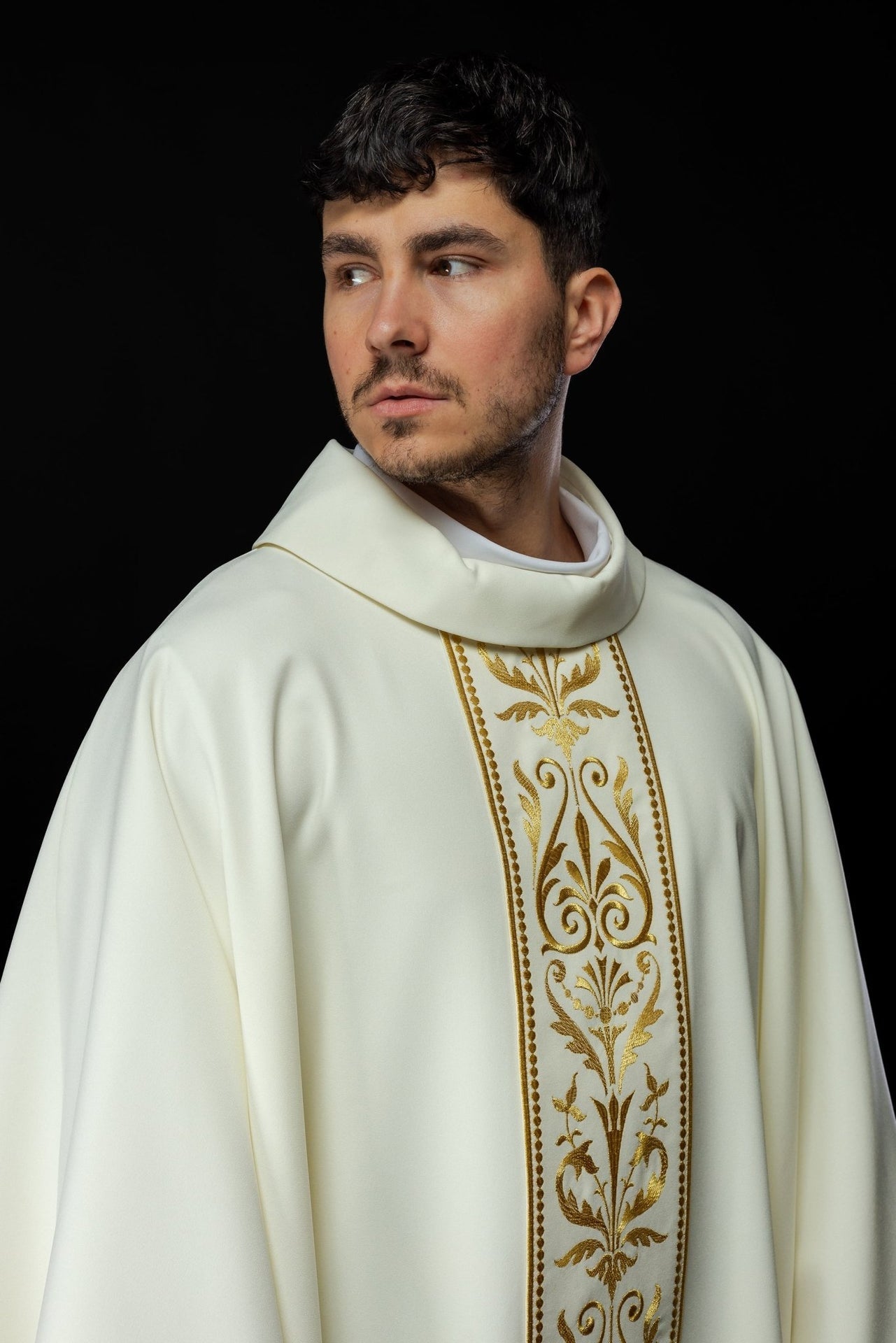Ornat Liturgiczny Ecru z Haftowanym Pasem i Złotą Lamówką - alba.pl