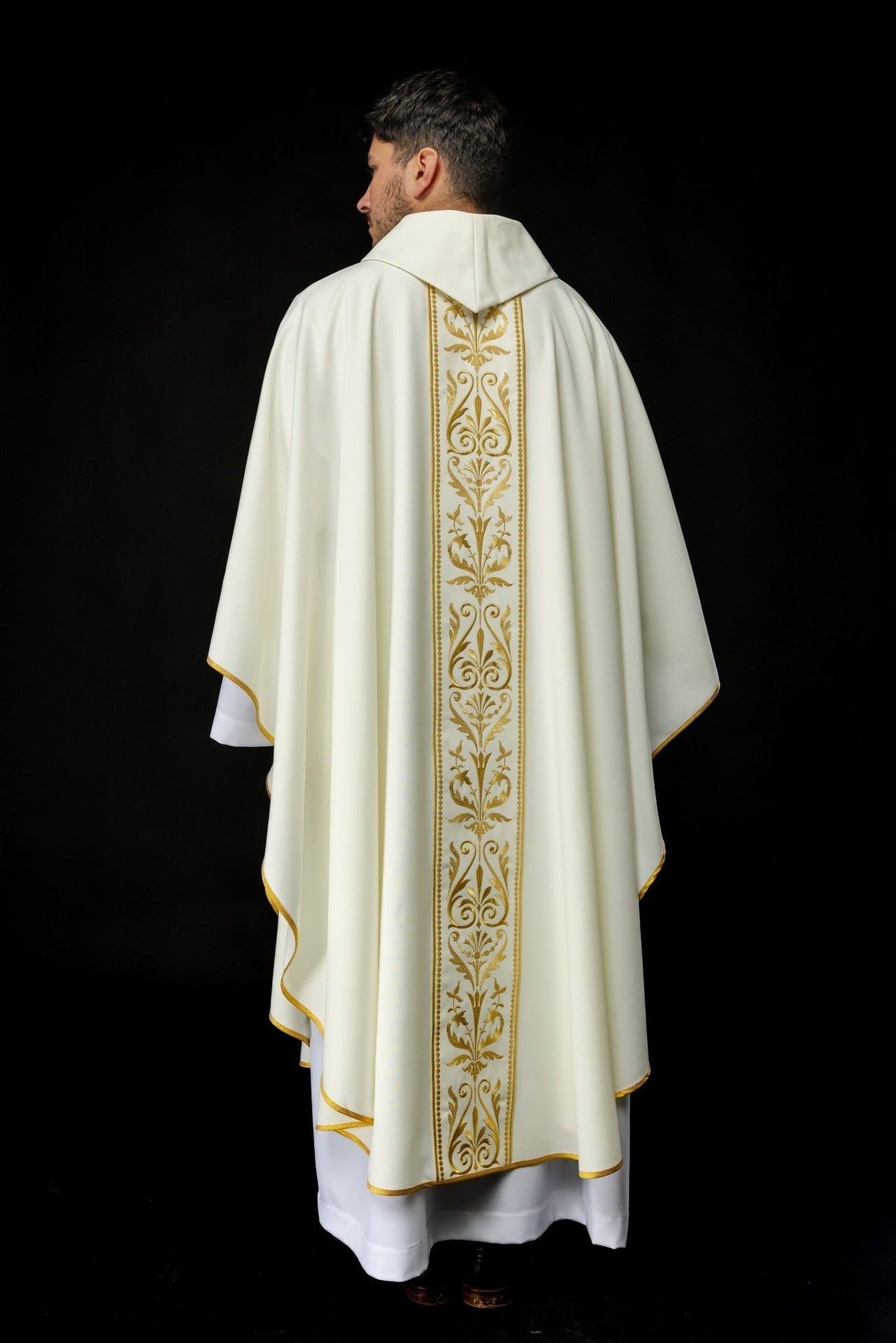 Ornat Liturgiczny Ecru z Haftowanym Pasem i Złotą Lamówką - alba.pl