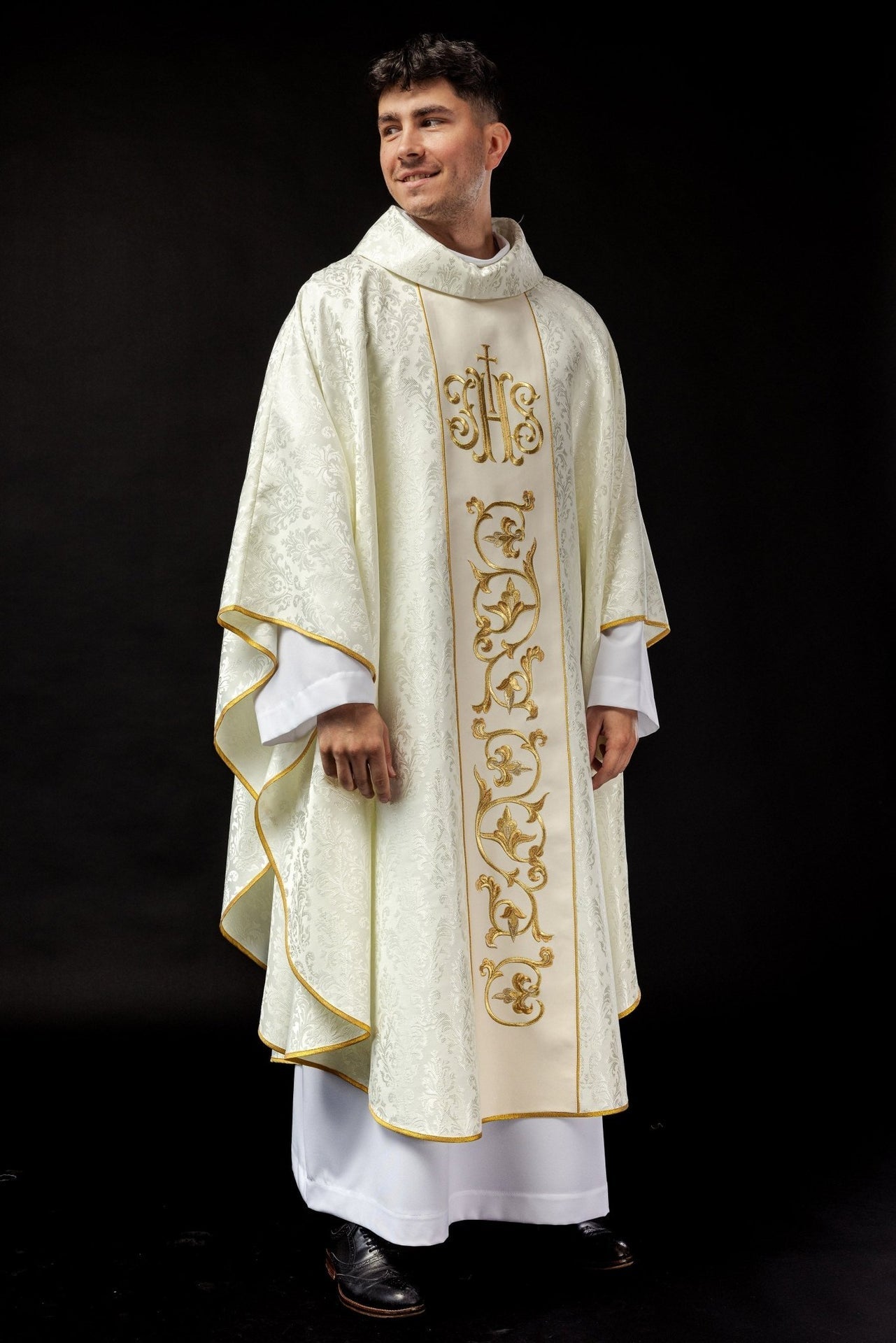Ornat Liturgiczny Ecru z Haftowanym Pasem IHS - Elegancki - alba.pl