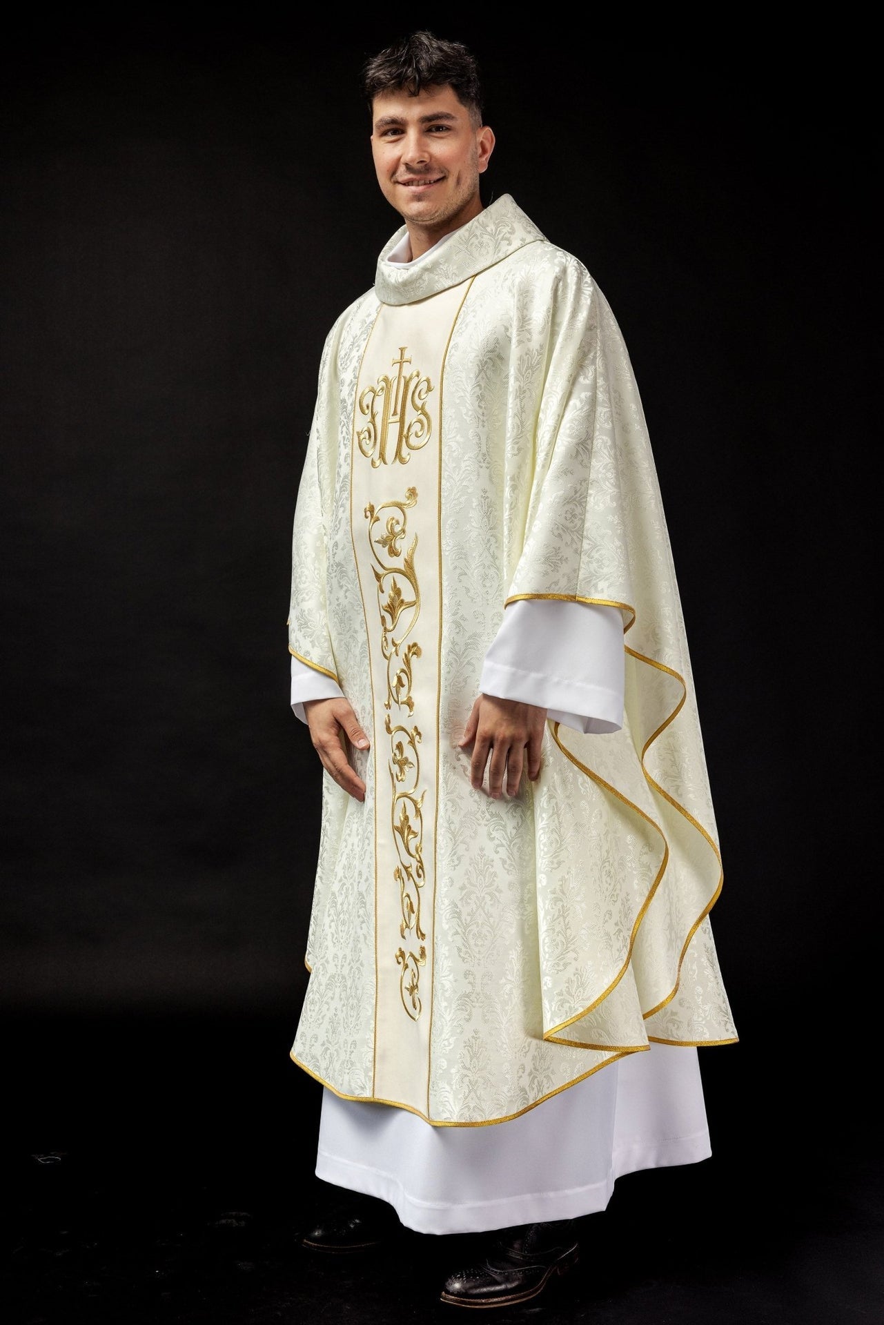 Ornat Liturgiczny Ecru z Haftowanym Pasem IHS - Elegancki - alba.pl