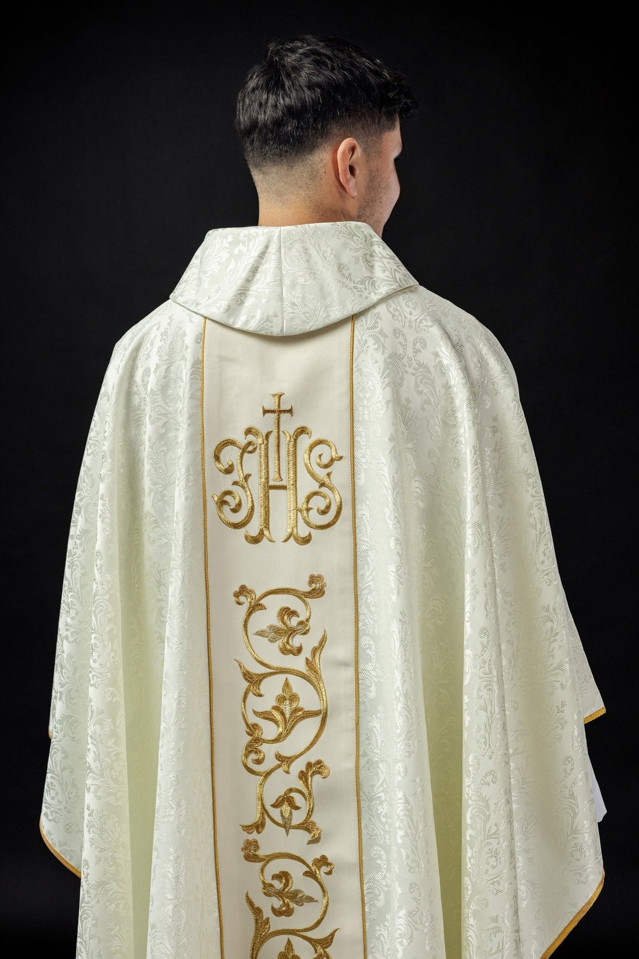 Ornat Liturgiczny Ecru z Haftowanym Pasem IHS - Elegancki - alba.pl