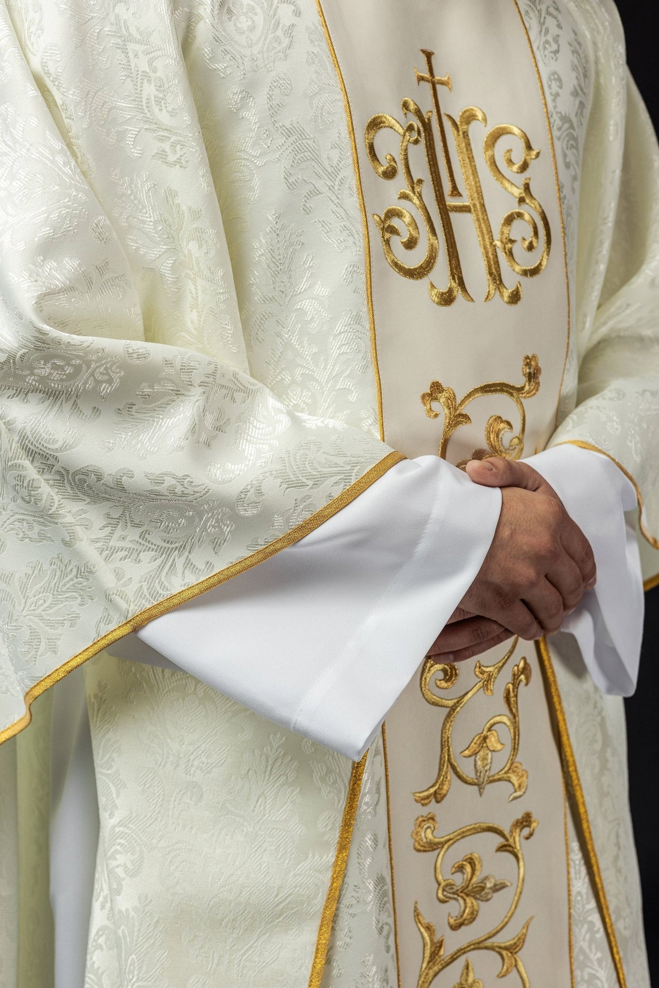 Ornat Liturgiczny Ecru z Haftowanym Pasem IHS - Elegancki - alba.pl