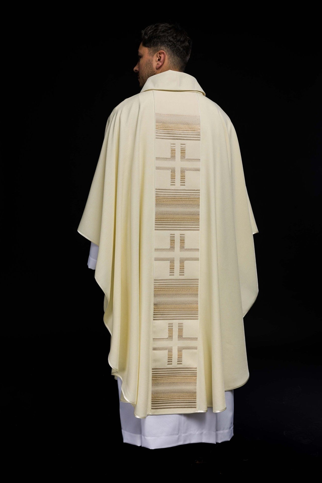 Ornat Liturgiczny Ecru z Haftowanymi Krzyżami - Elegancki i Wygodny - alba.pl