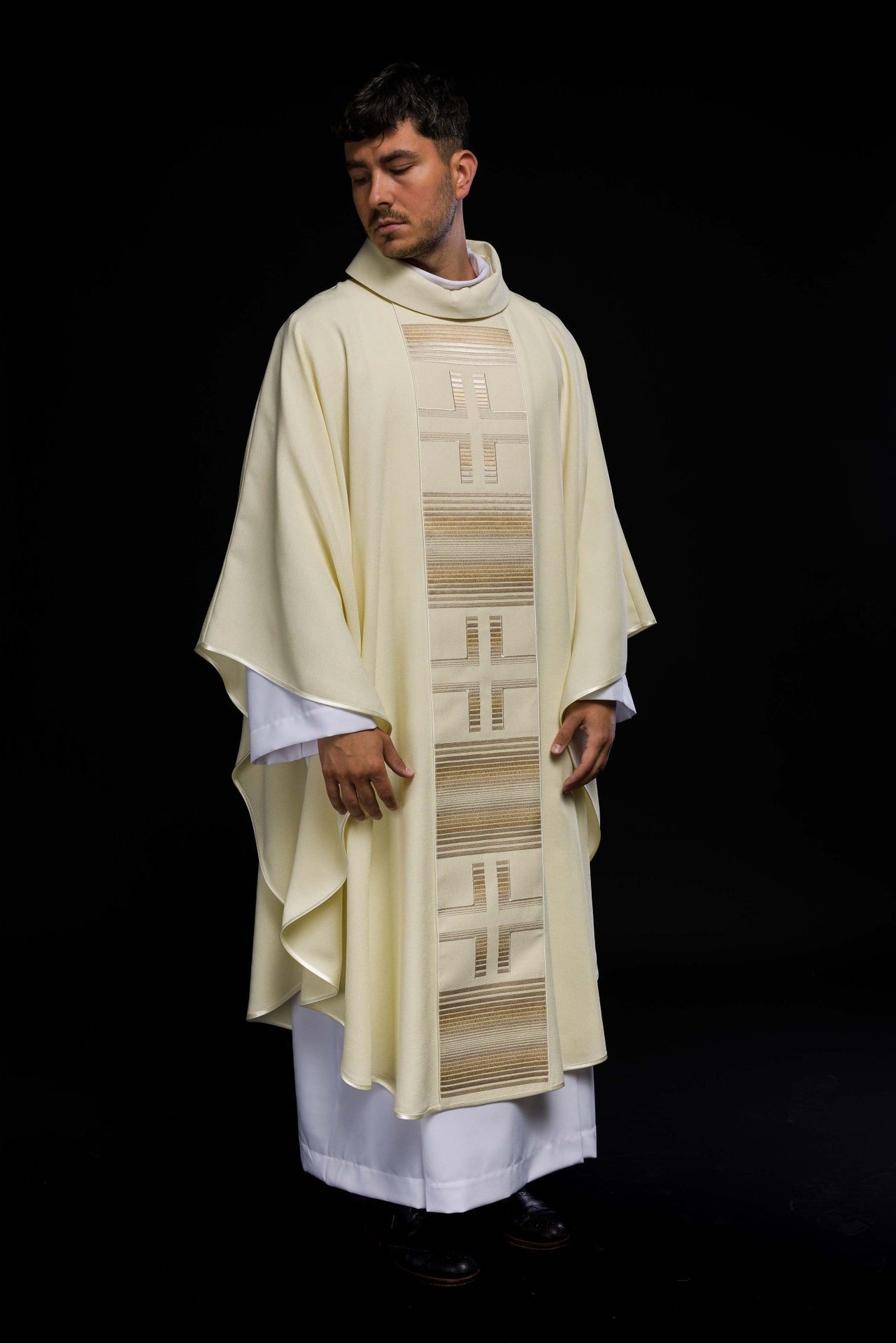 Ornat Liturgiczny Ecru z Haftowanymi Krzyżami - Elegancki i Wygodny - alba.pl