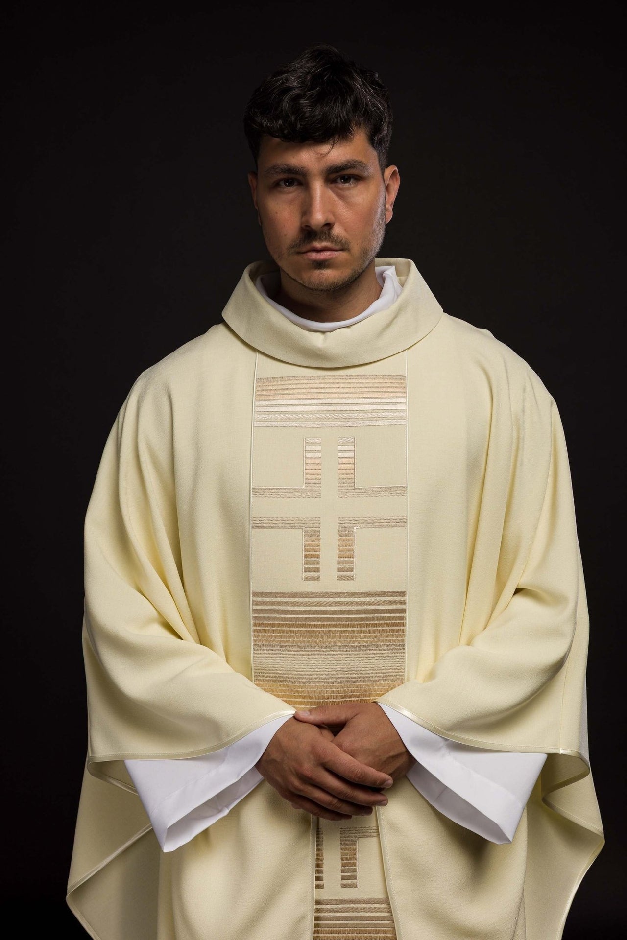 Ornat Liturgiczny Ecru z Haftowanymi Krzyżami - Elegancki i Wygodny - alba.pl