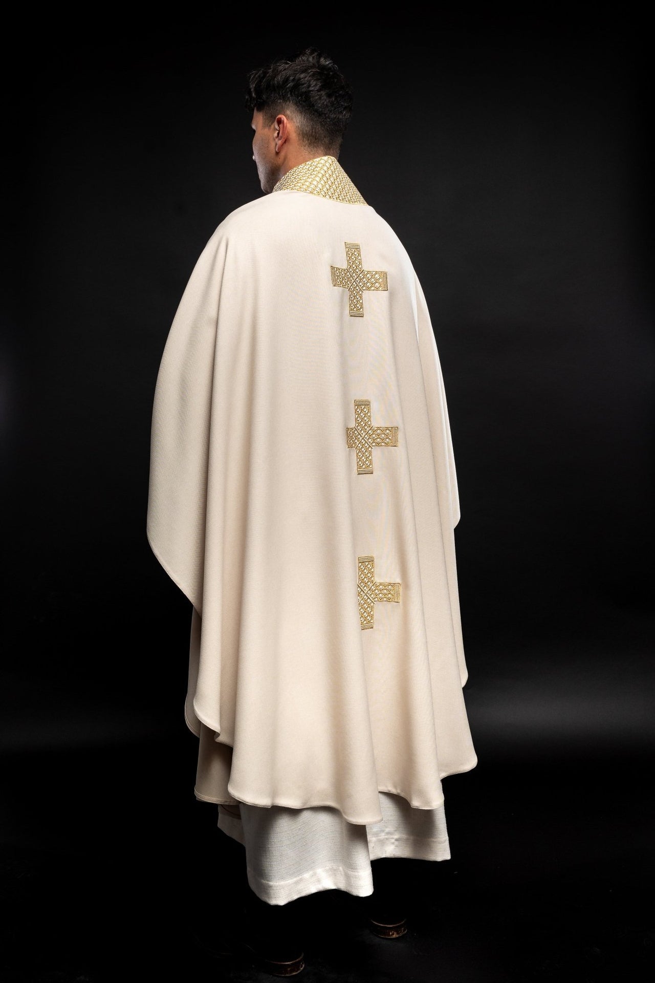 Ornat Liturgiczny Ecru z Haftowanymi Złotymi Krzyżami i Stułą - alba.pl