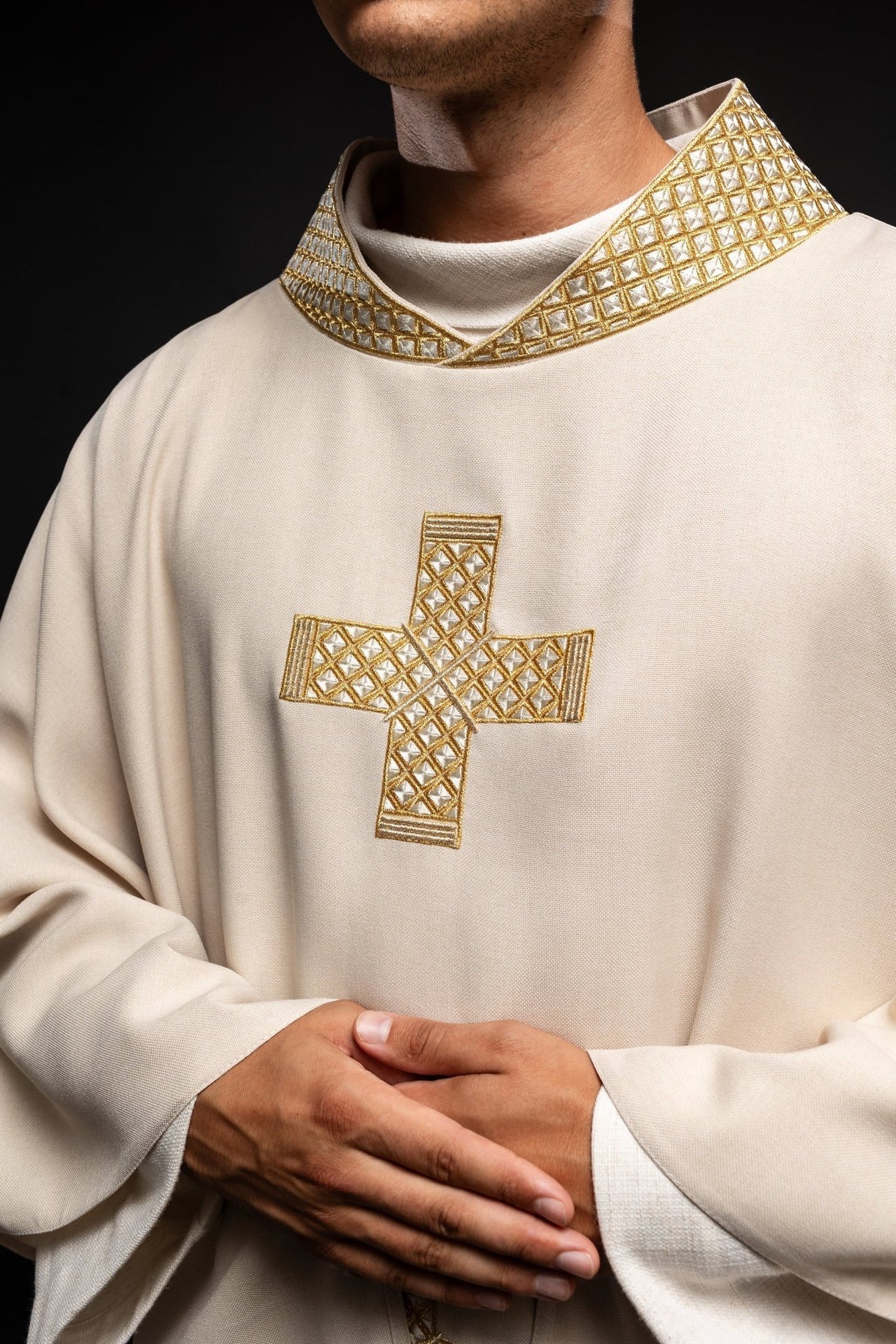 Ornat Liturgiczny Ecru z Haftowanymi Złotymi Krzyżami i Stułą - alba.pl
