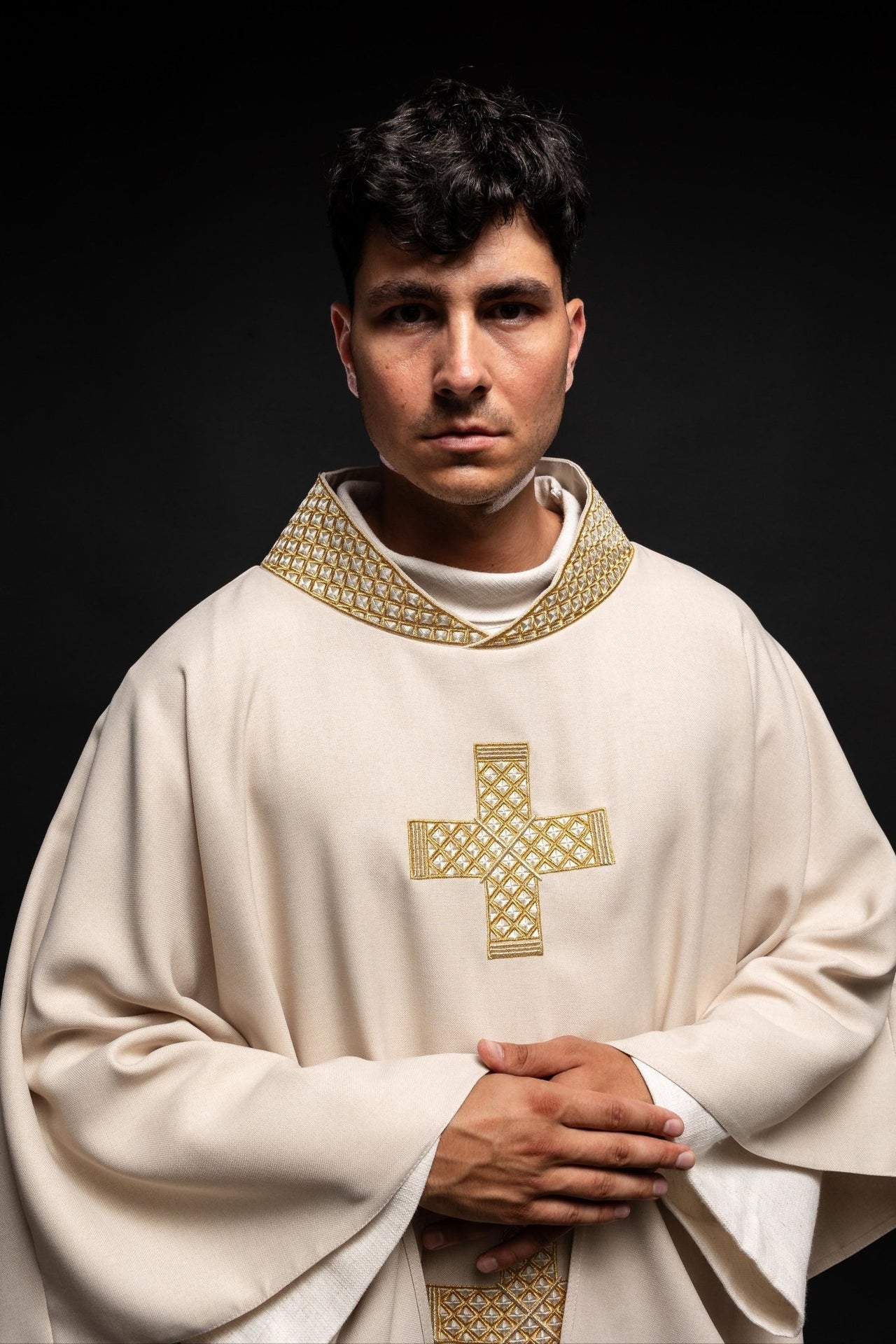 Ornat Liturgiczny Ecru z Haftowanymi Złotymi Krzyżami i Stułą - alba.pl