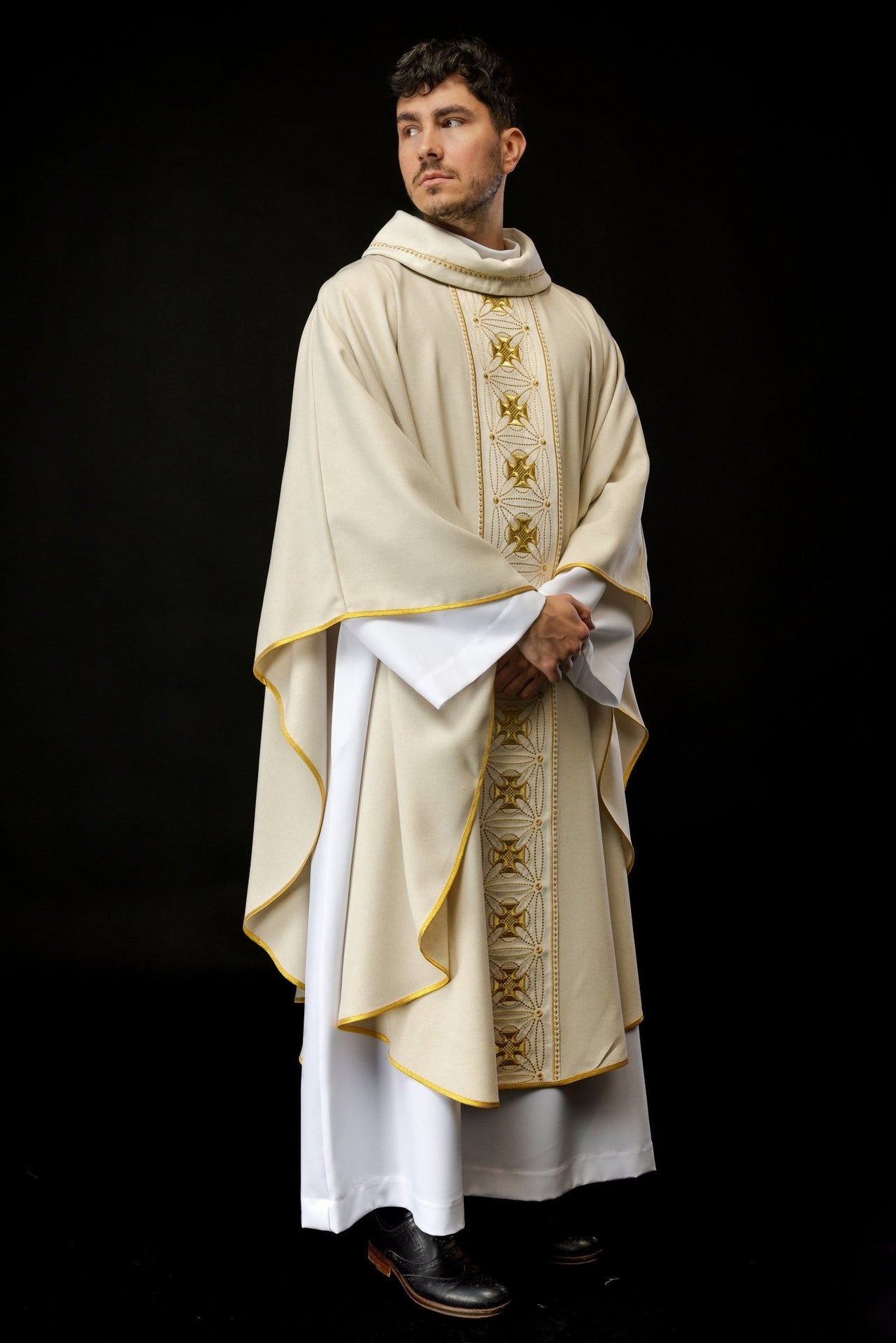 Ornat Liturgiczny Ecru z Krzyżami Haftowanymi Złotem - Polski Produkt - alba.pl