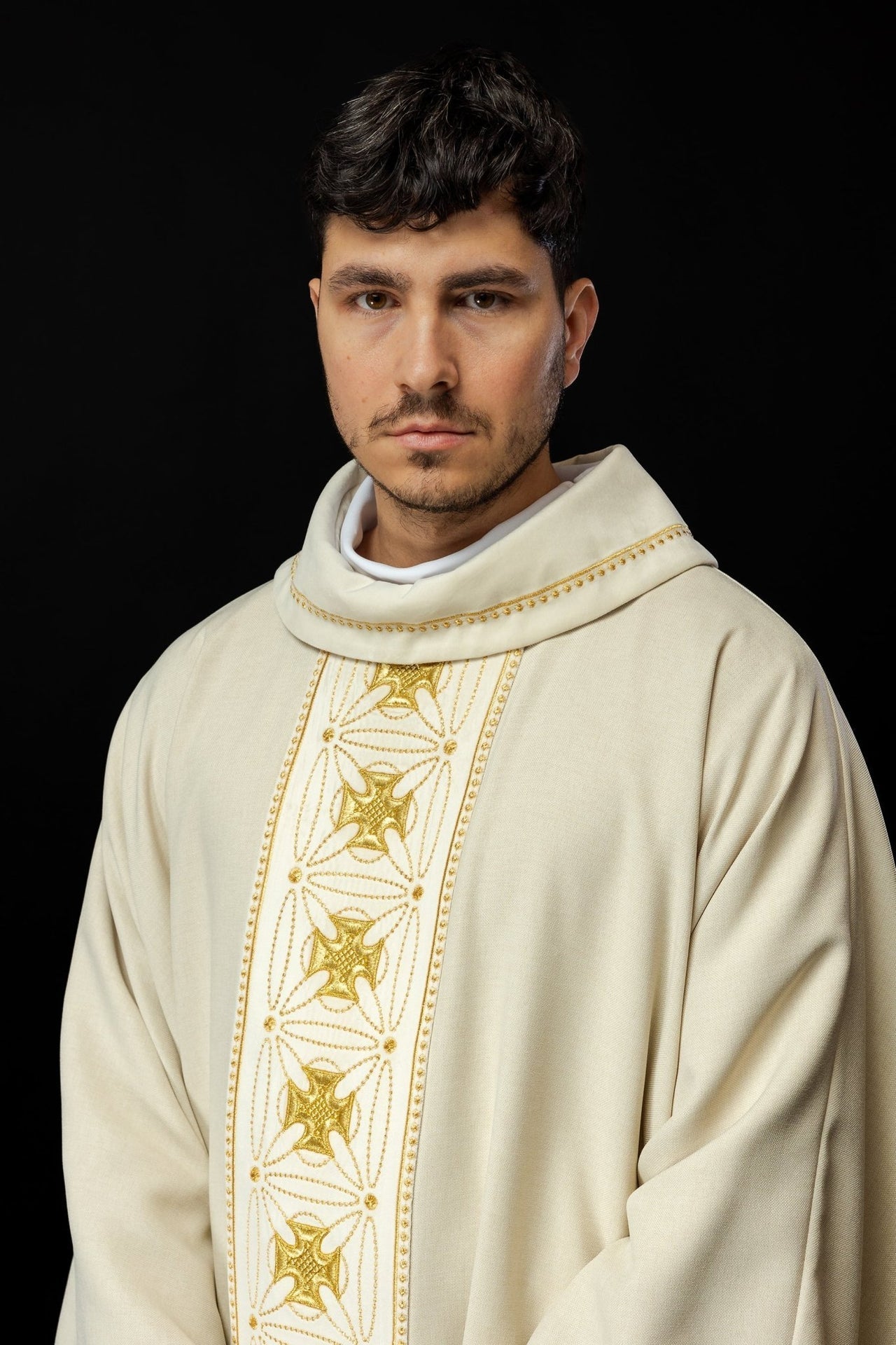 Ornat Liturgiczny Ecru z Krzyżami Haftowanymi Złotem - Polski Produkt - alba.pl