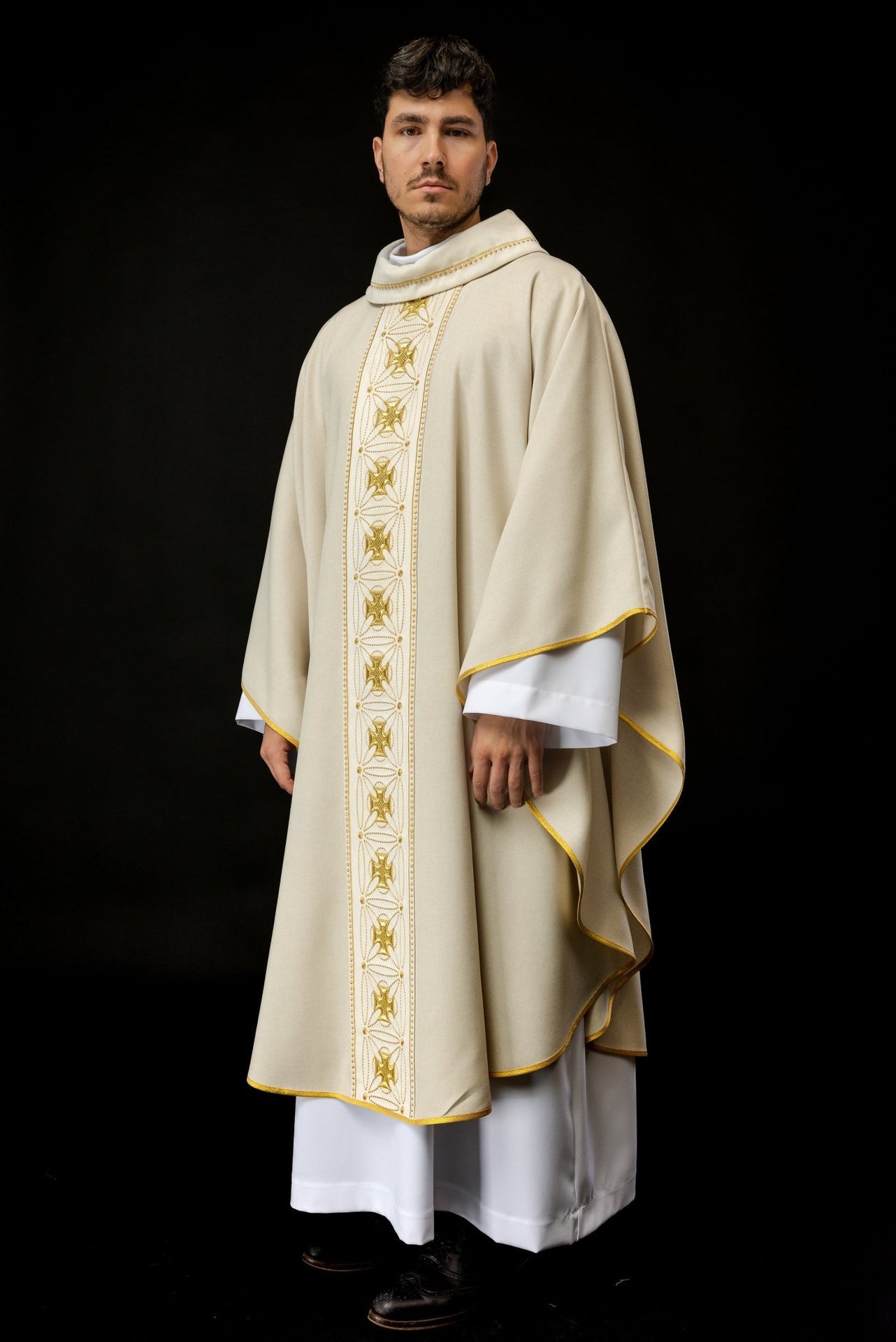 Ornat Liturgiczny Ecru z Krzyżami Haftowanymi Złotem - Polski Produkt - alba.pl