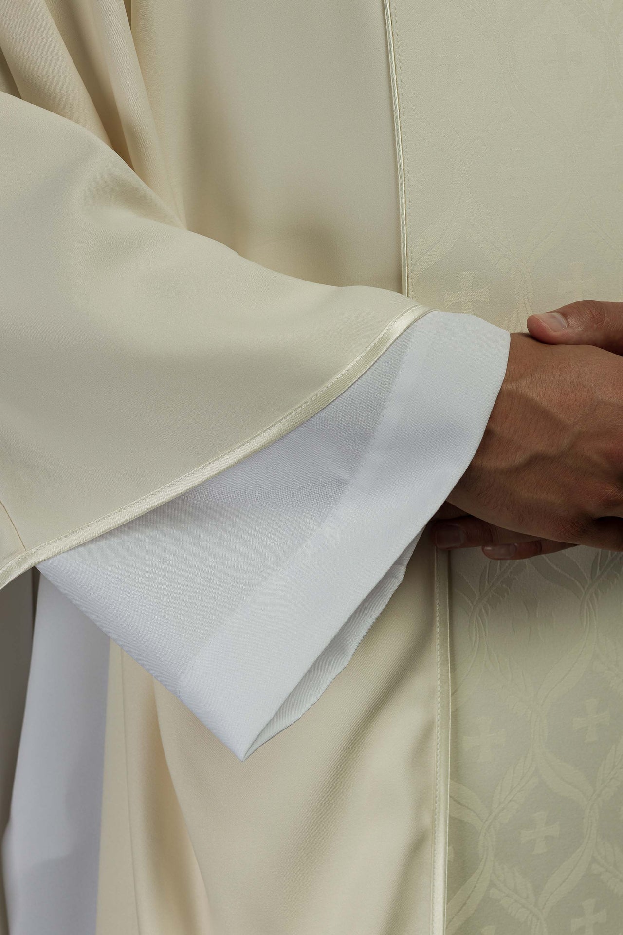 Ornat Liturgiczny Ecru z Żakardowym Pasem w Krzyże - alba.pl