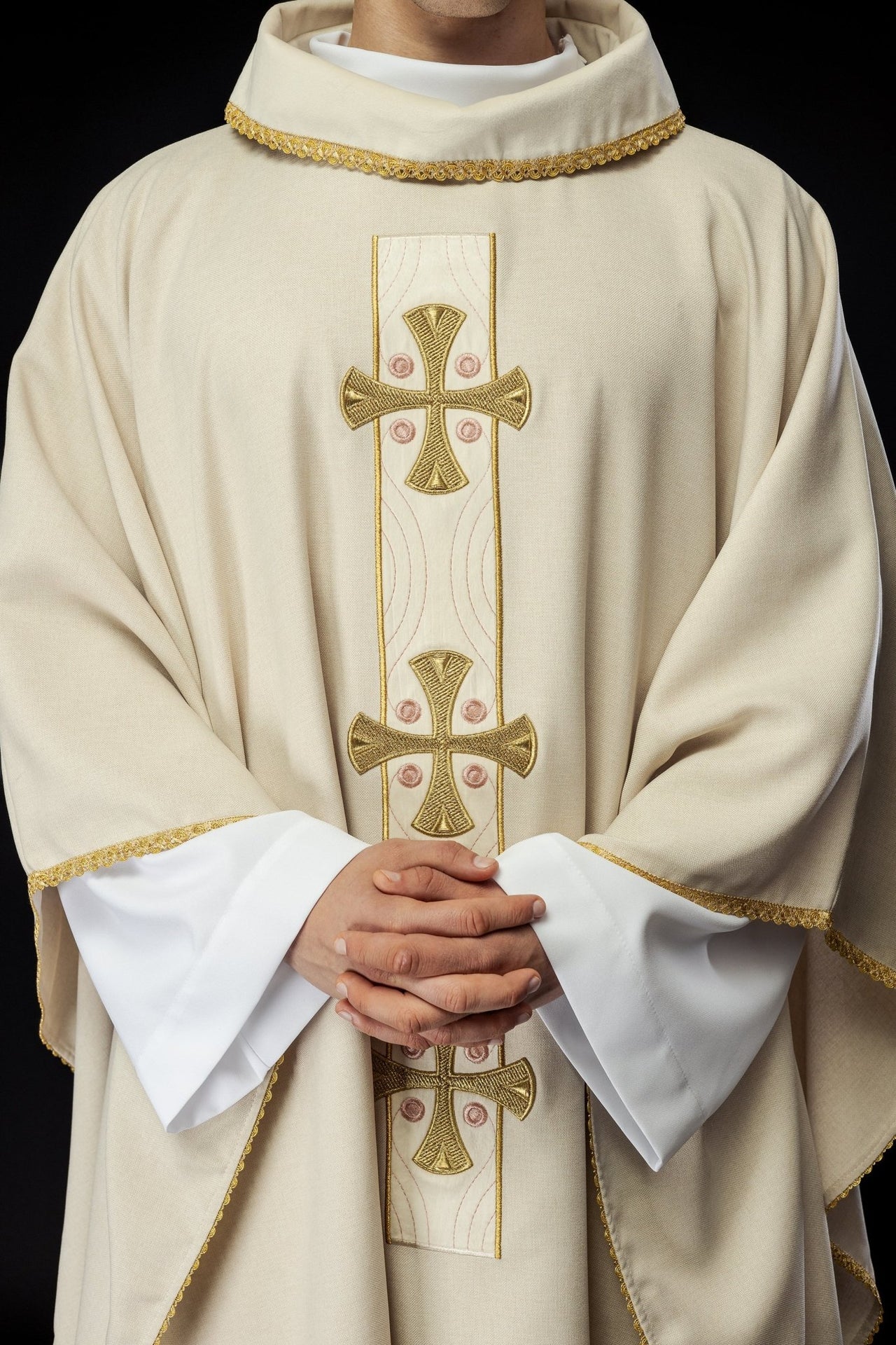 Ornat Liturgiczny Ecru Złote Krzyże i Lamówka - Polski Produkt - alba.pl