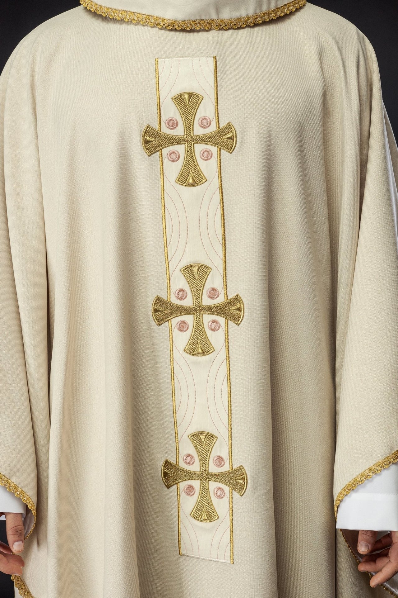 Ornat Liturgiczny Ecru Złote Krzyże i Lamówka - Polski Produkt - alba.pl