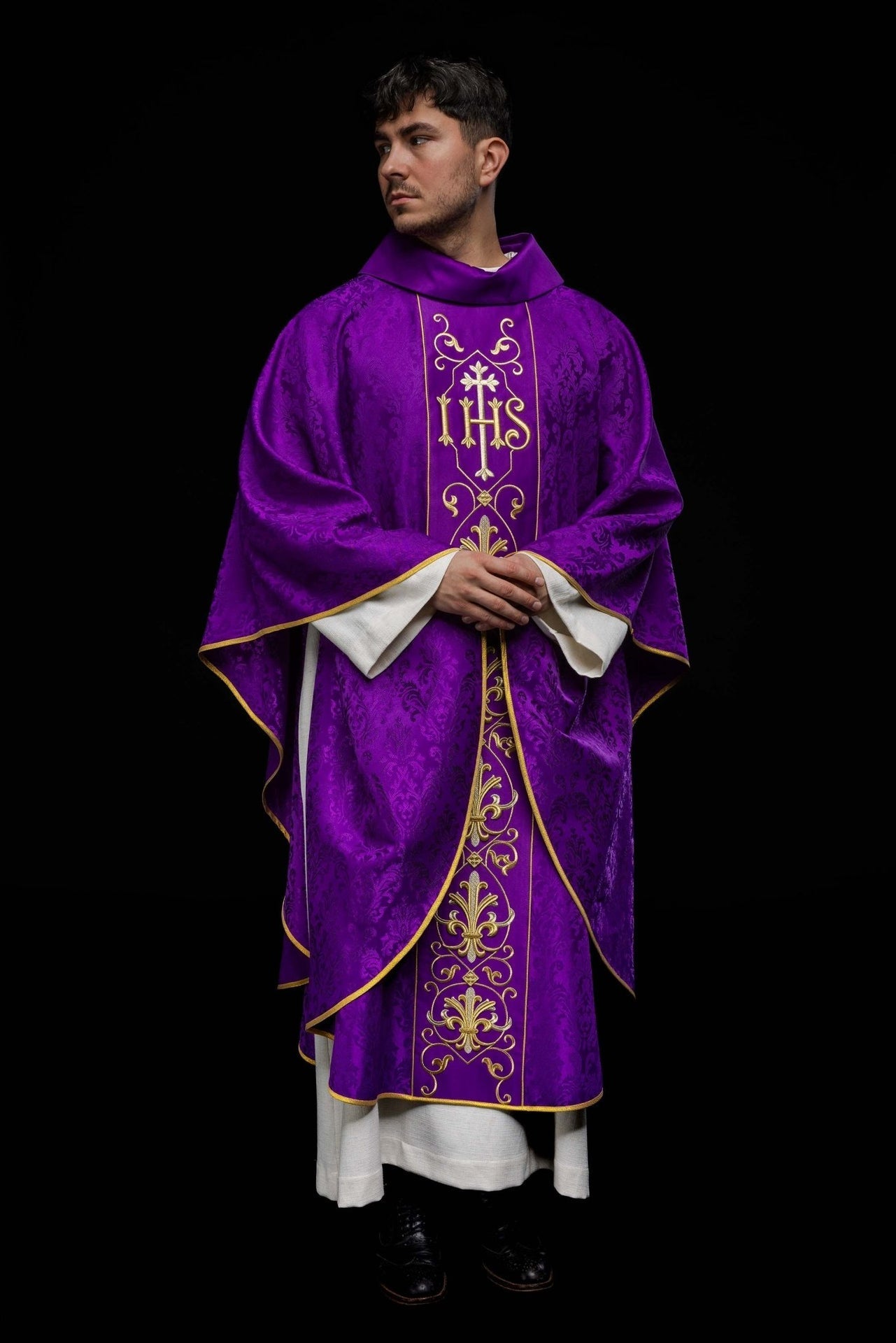 Ornat Liturgiczny Fioletowy IHS Haftowany Ozdobną Tkaniną - alba.pl