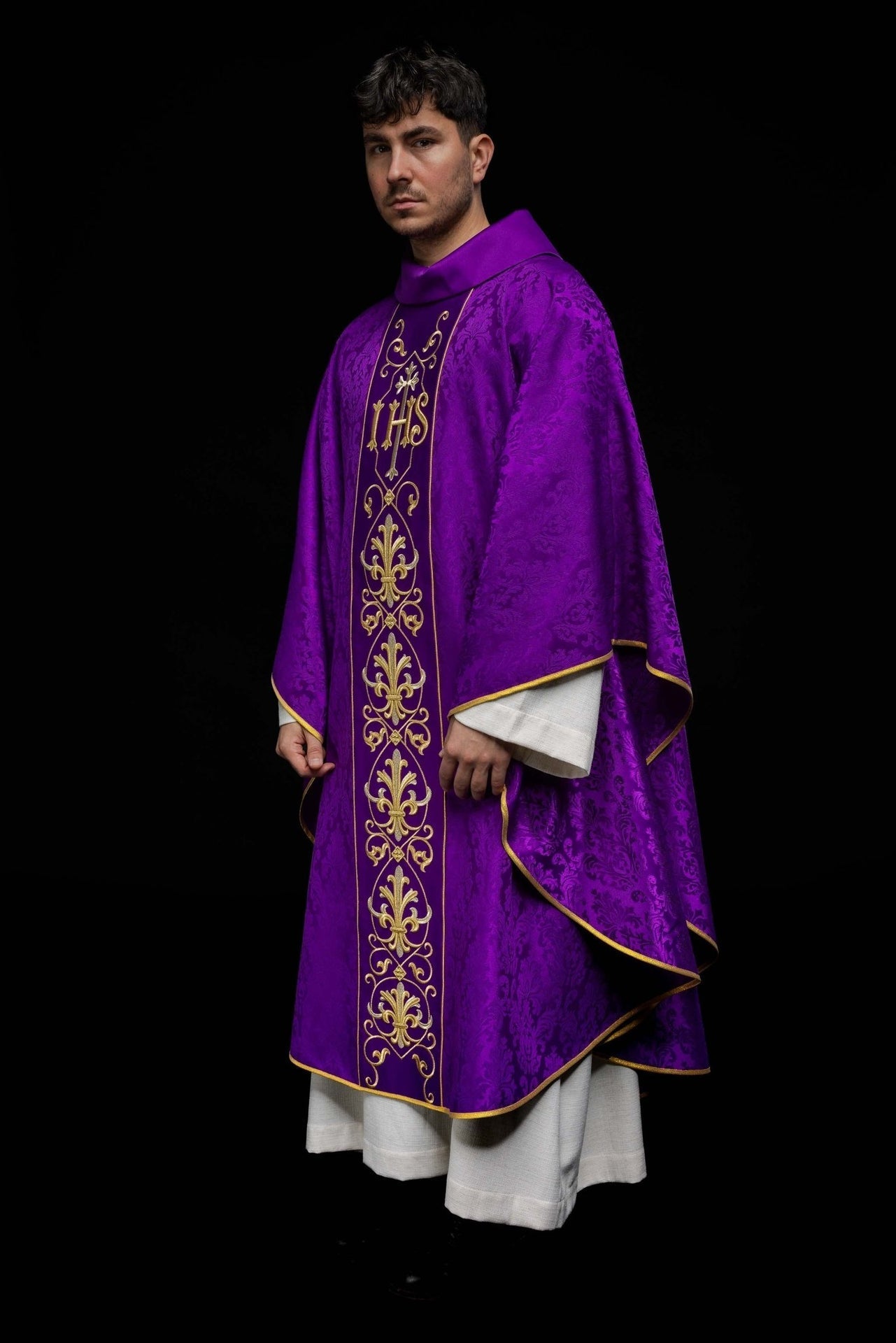 Ornat Liturgiczny Fioletowy IHS Haftowany Ozdobną Tkaniną - alba.pl