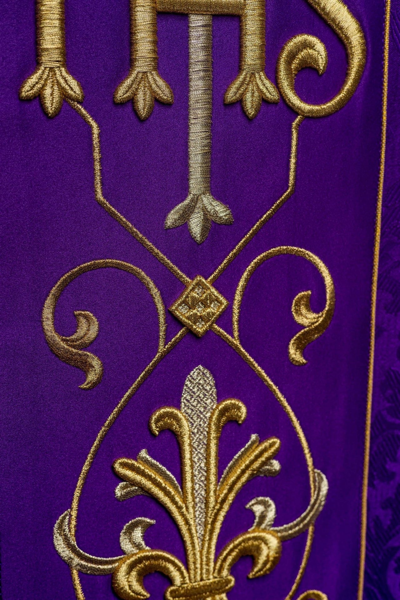 Ornat Liturgiczny Fioletowy IHS Haftowany Ozdobną Tkaniną - alba.pl