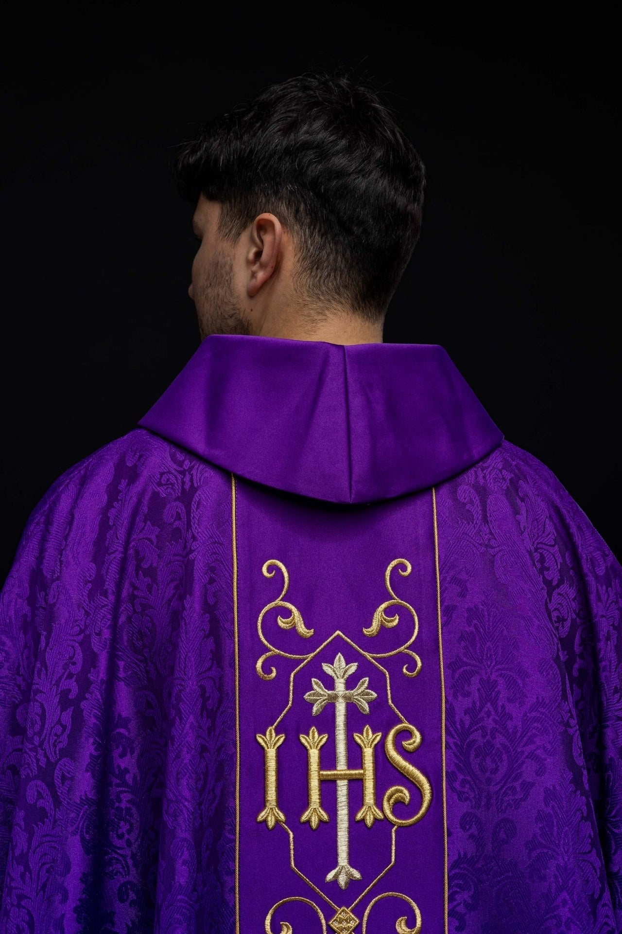 Ornat Liturgiczny Fioletowy IHS Haftowany Ozdobną Tkaniną - alba.pl