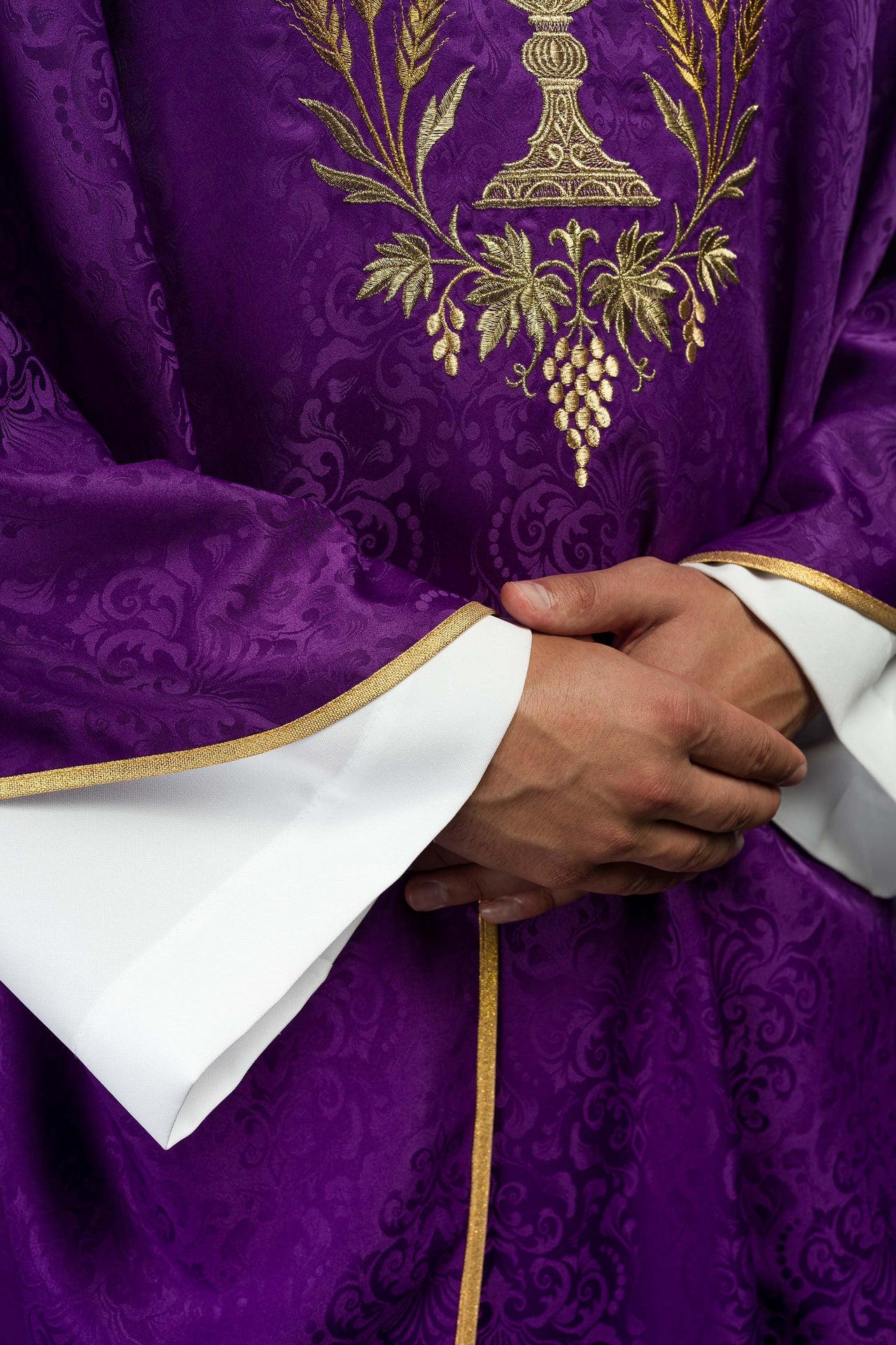 Ornat Liturgiczny Fioletowy z Haftem Kielicha i Hostii na Żakardzie - alba.pl