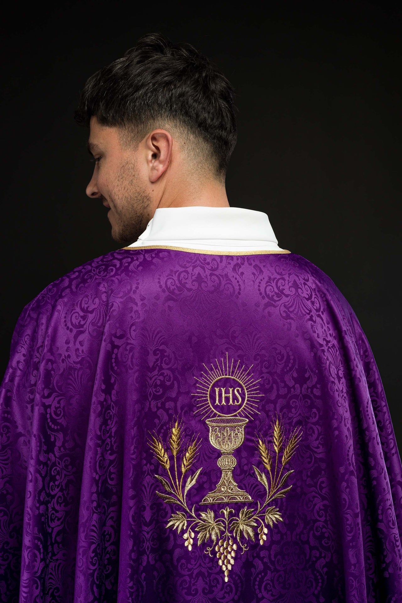 Ornat Liturgiczny Fioletowy z Haftem Kielicha i Hostii na Żakardzie - alba.pl