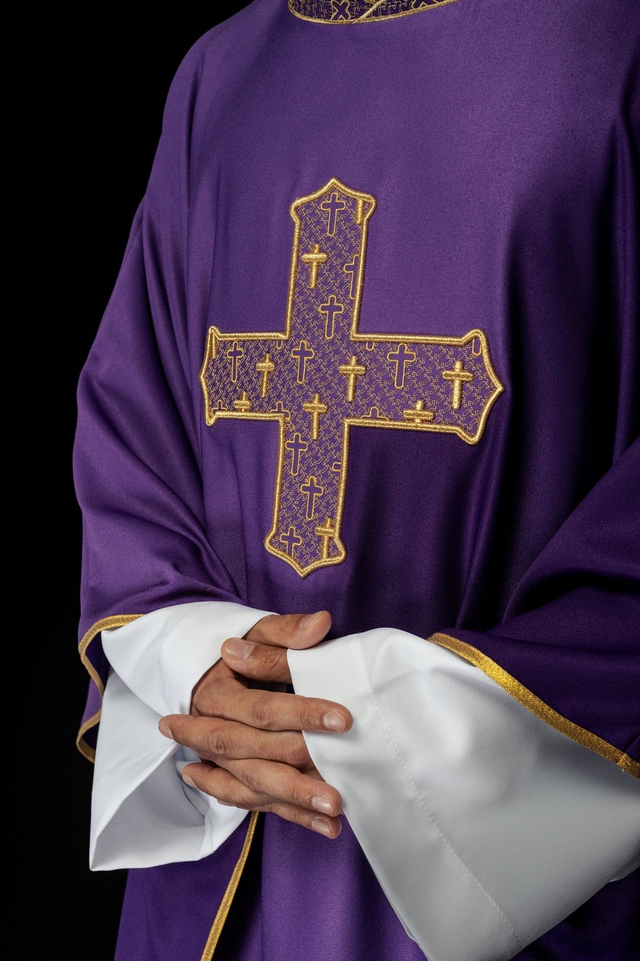 Ornat Liturgiczny Fioletowy z Haftowanym Krzyżem i Kołnierzem Ecru - alba.pl