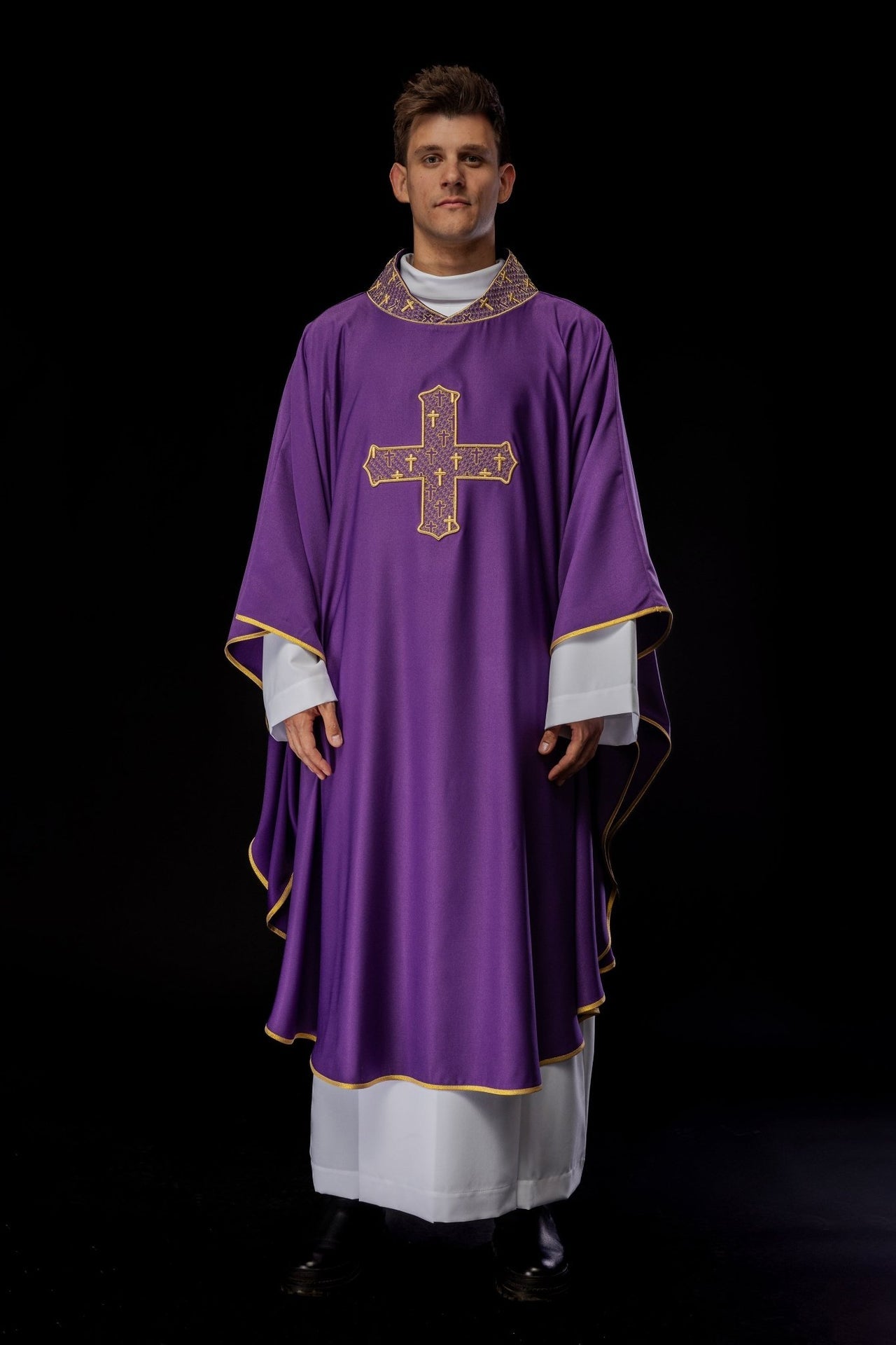 Ornat Liturgiczny Fioletowy z Haftowanym Krzyżem i Kołnierzem Ecru - alba.pl