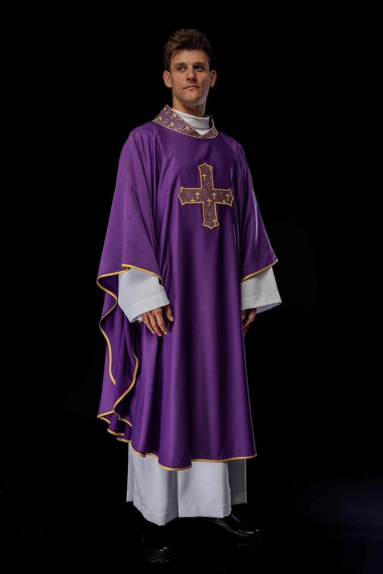Ornat Liturgiczny Fioletowy z Haftowanym Krzyżem i Kołnierzem Ecru - alba.pl