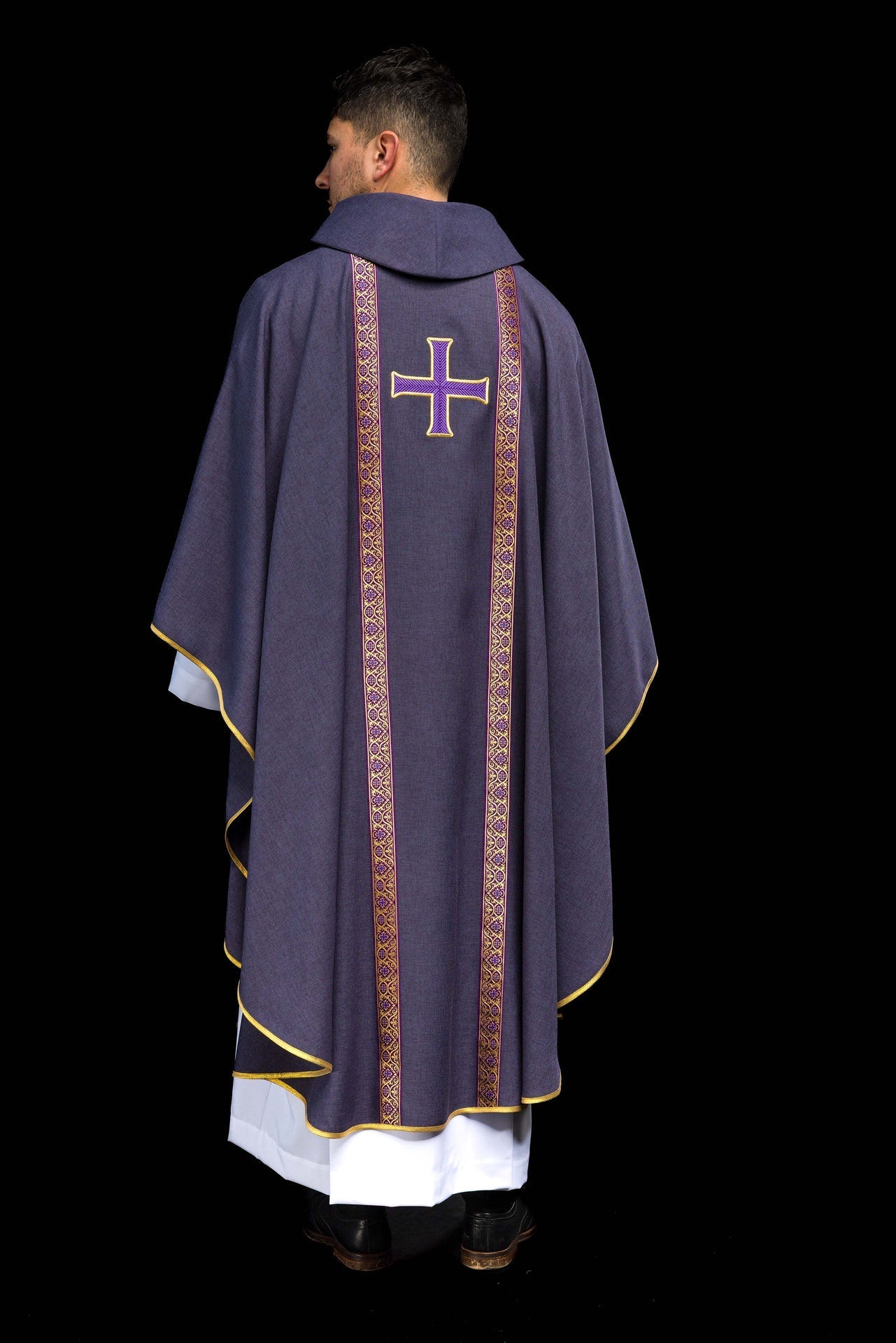 Ornat liturgiczny fioletowy z haftowanym krzyżem i taśmami żakardowymi - alba.pl
