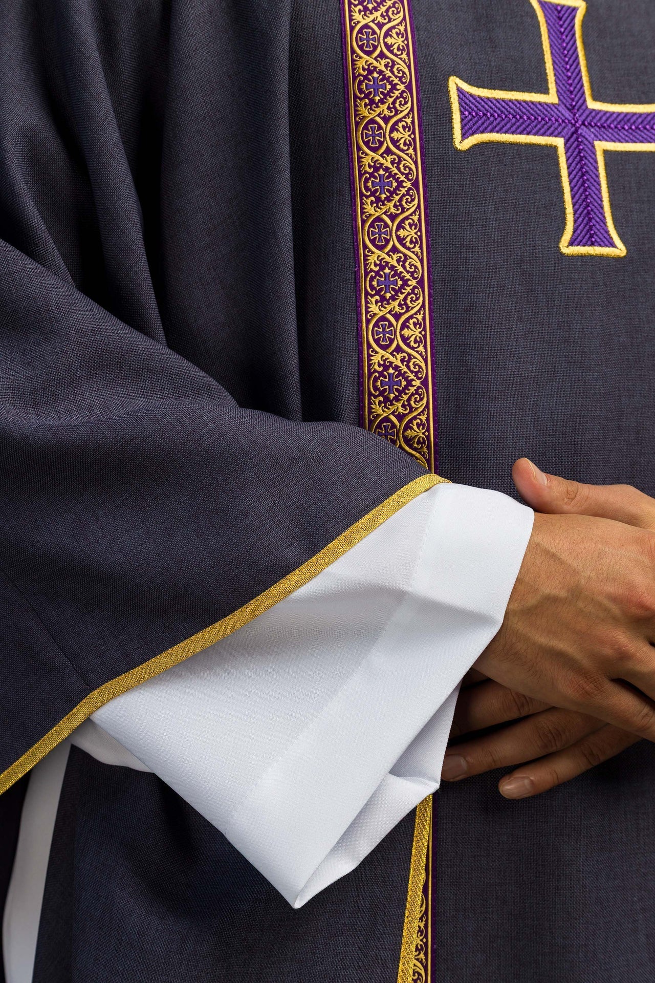 Ornat liturgiczny fioletowy z haftowanym krzyżem i taśmami żakardowymi - alba.pl