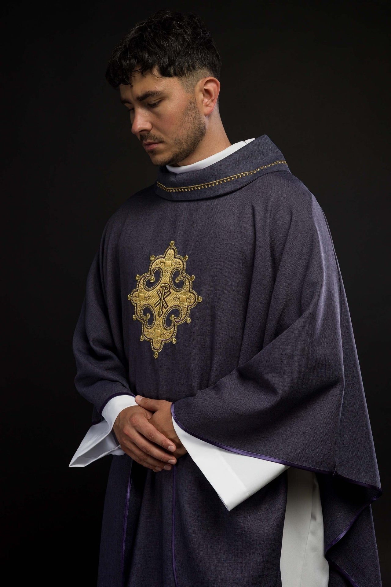 Ornat Liturgiczny Fioletowy z Haftowanym Krzyżem i Złotą Lamówką - alba.pl