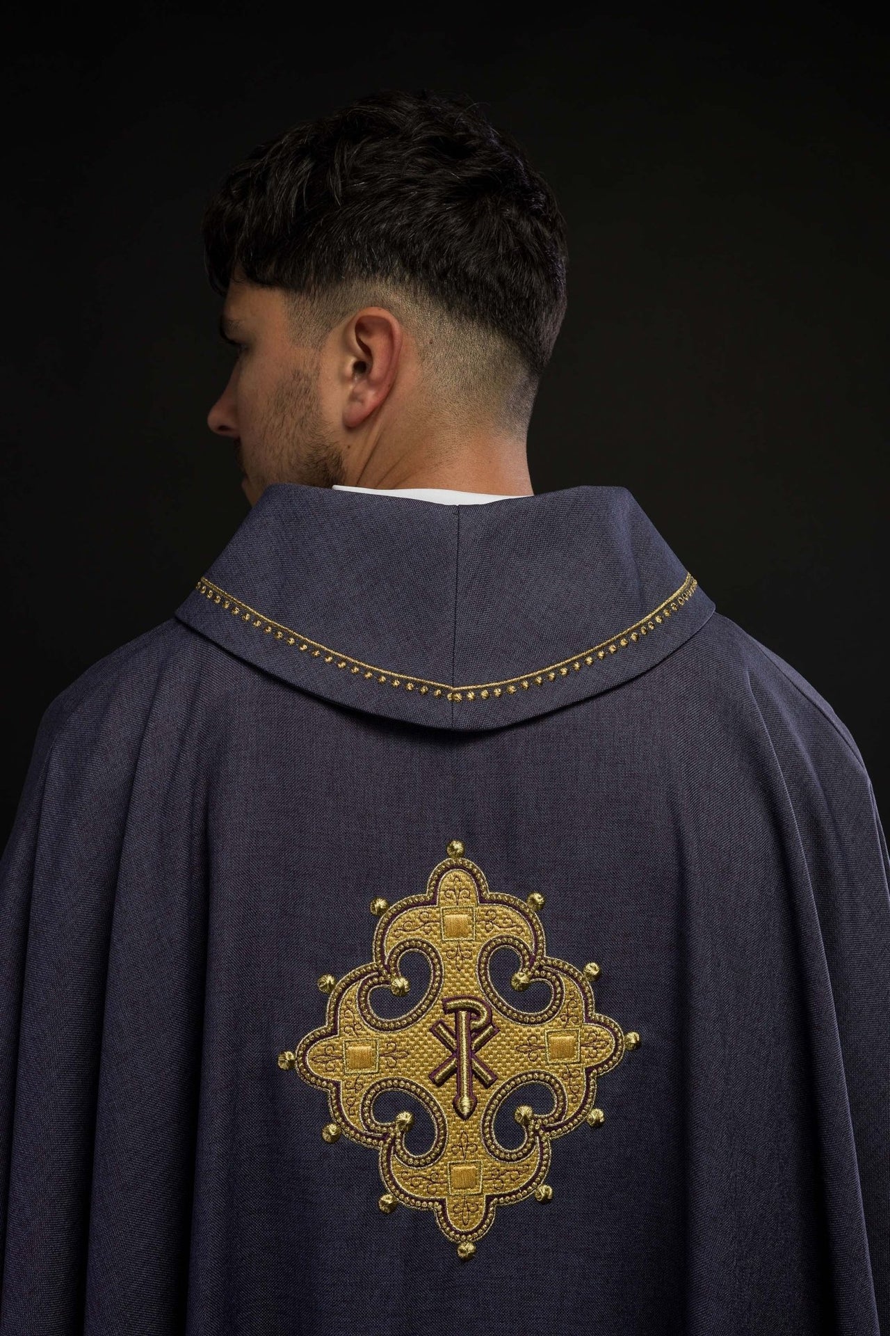 Ornat Liturgiczny Fioletowy z Haftowanym Krzyżem i Złotą Lamówką - alba.pl