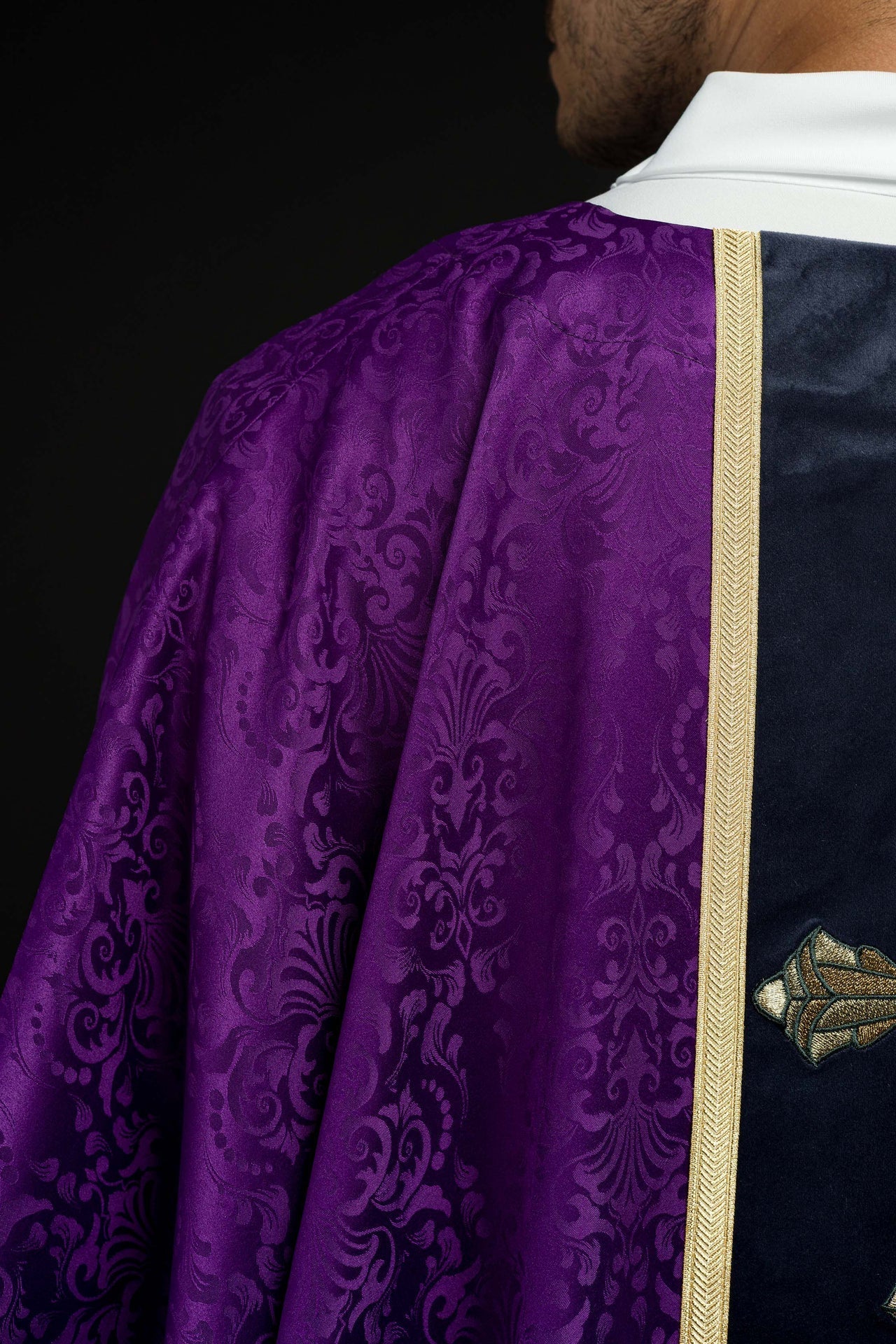 Ornat Liturgiczny Fioletowy z Haftowanym Krzyżem na Żakardzie - alba.pl