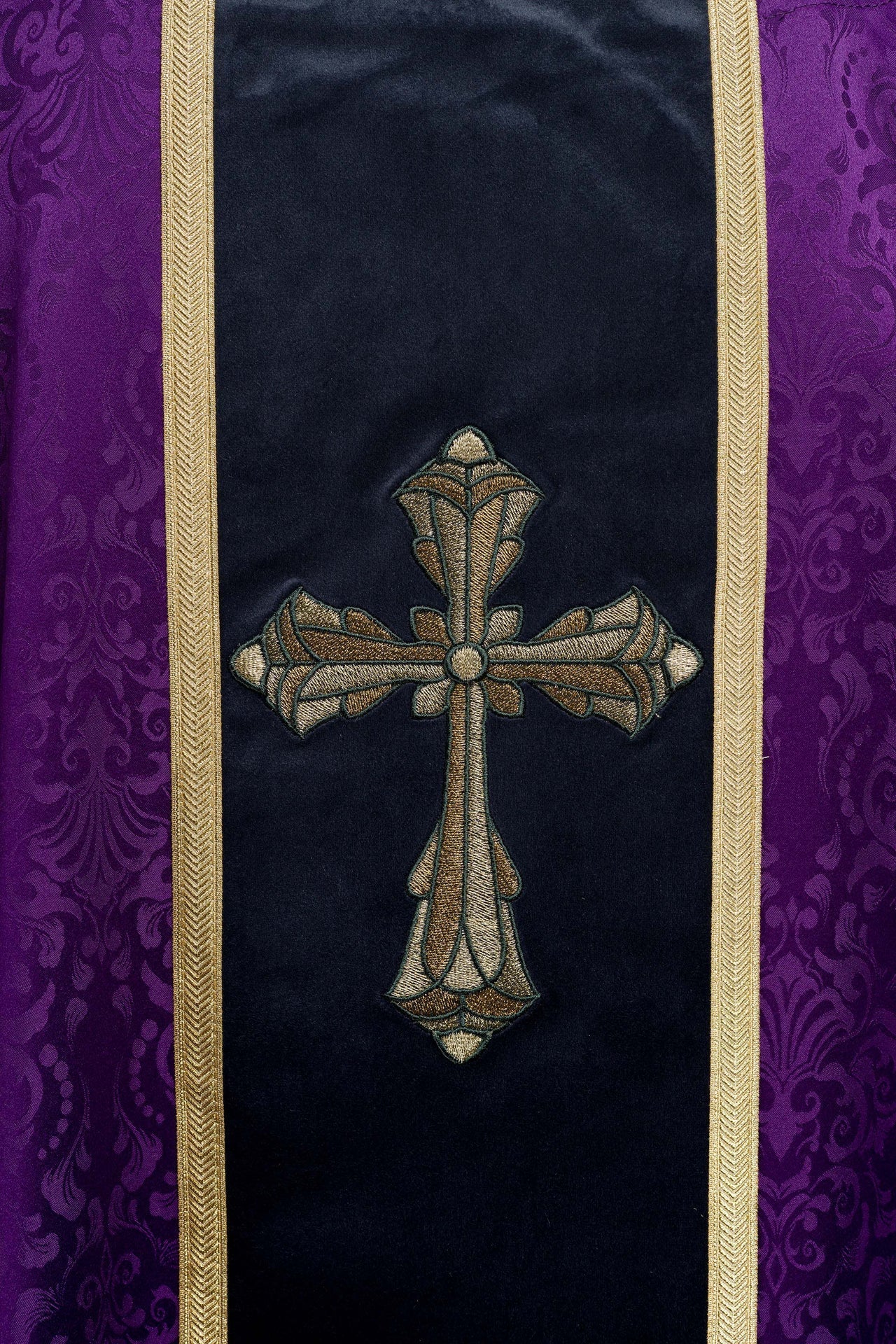 Ornat Liturgiczny Fioletowy z Haftowanym Krzyżem na Żakardzie - alba.pl