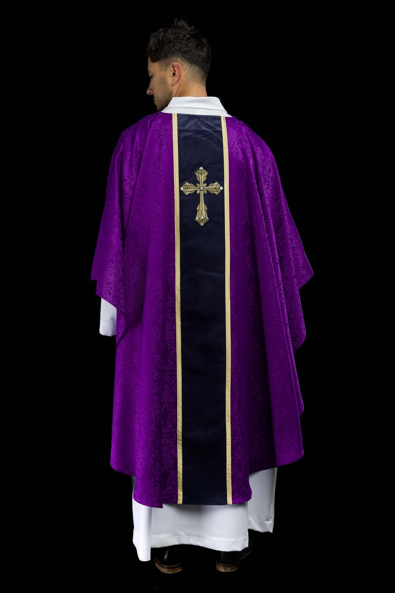 Ornat Liturgiczny Fioletowy z Haftowanym Krzyżem na Żakardzie - alba.pl