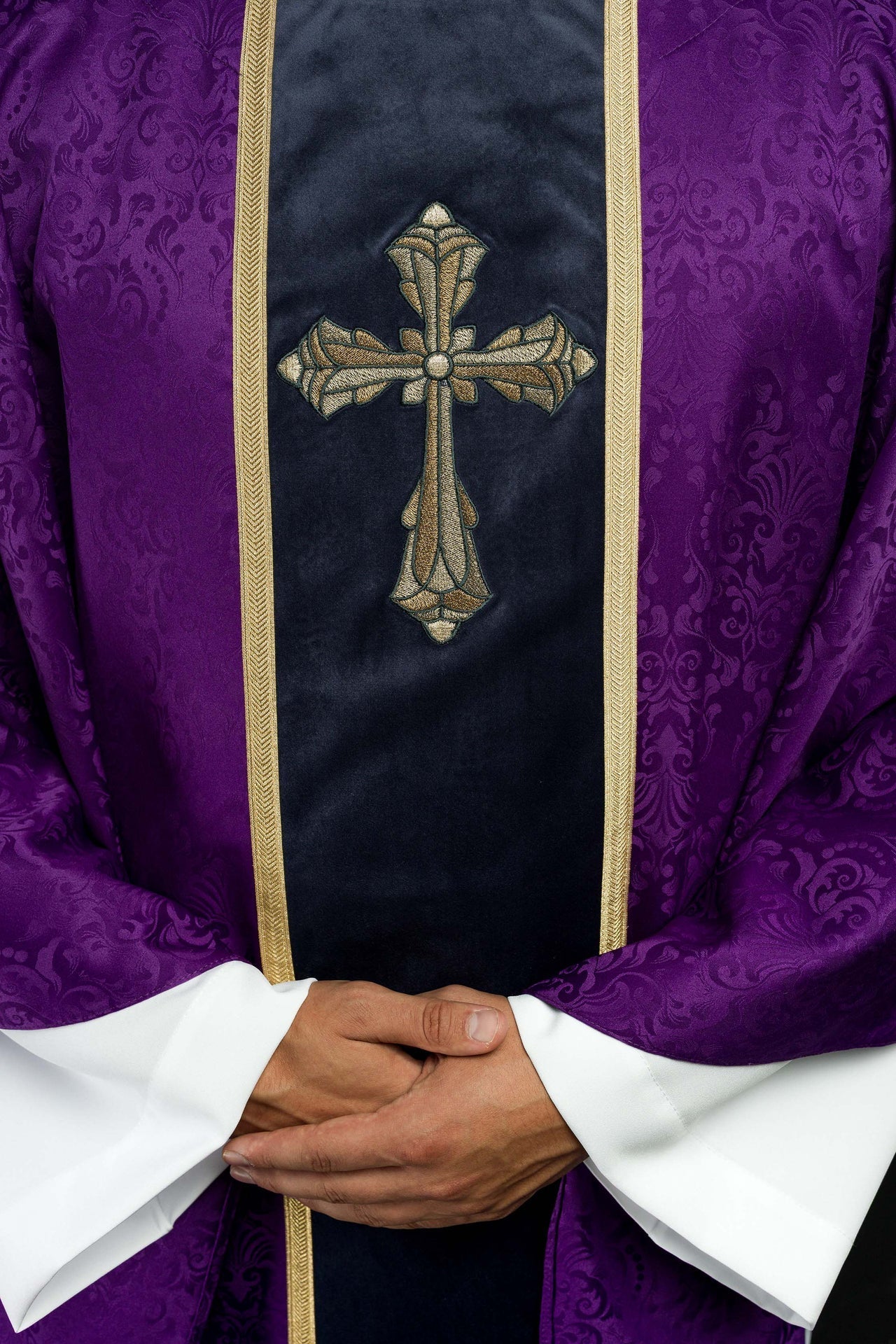 Ornat Liturgiczny Fioletowy z Haftowanym Krzyżem na Żakardzie - alba.pl