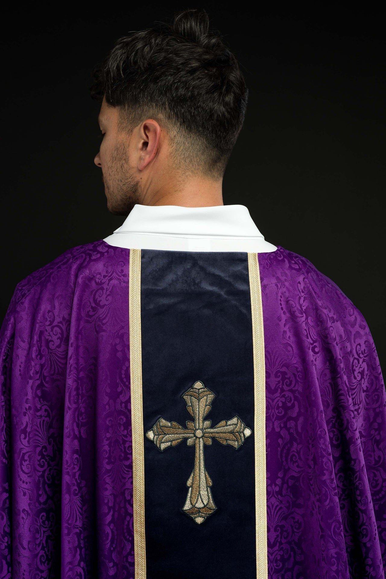 Ornat Liturgiczny Fioletowy z Haftowanym Krzyżem na Żakardzie - alba.pl