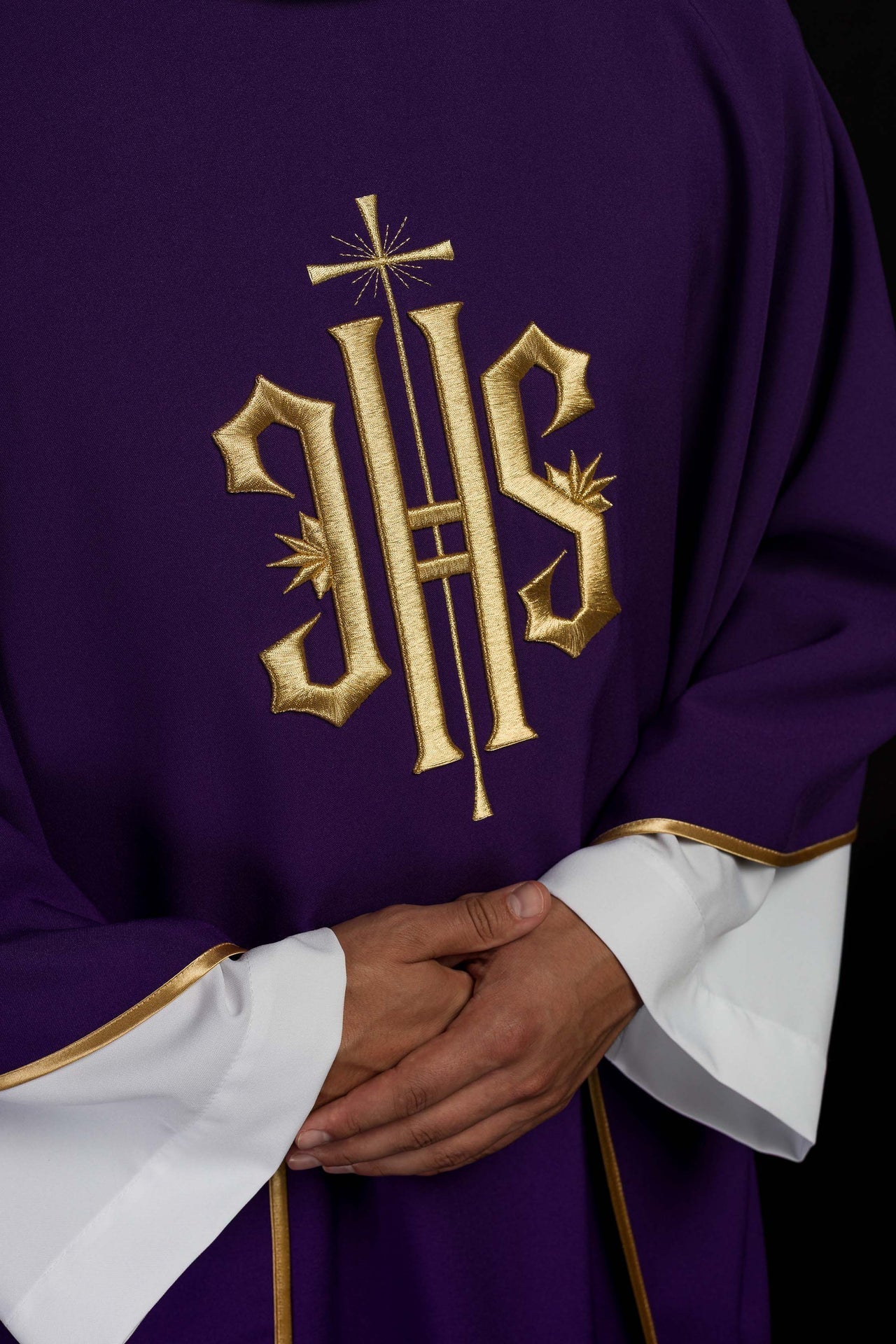 Ornat Liturgiczny Fioletowy z Haftowanym Złotym Symbolem IHS - alba.pl