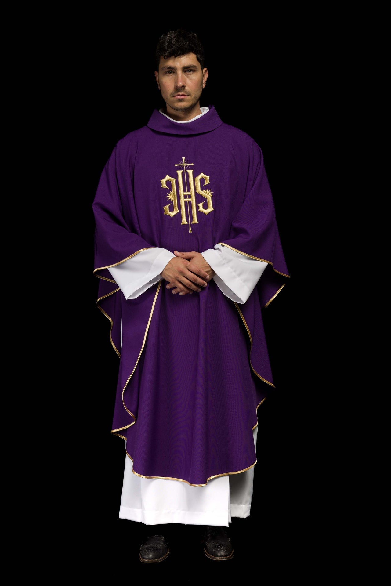 Ornat Liturgiczny Fioletowy z Haftowanym Złotym Symbolem IHS - alba.pl