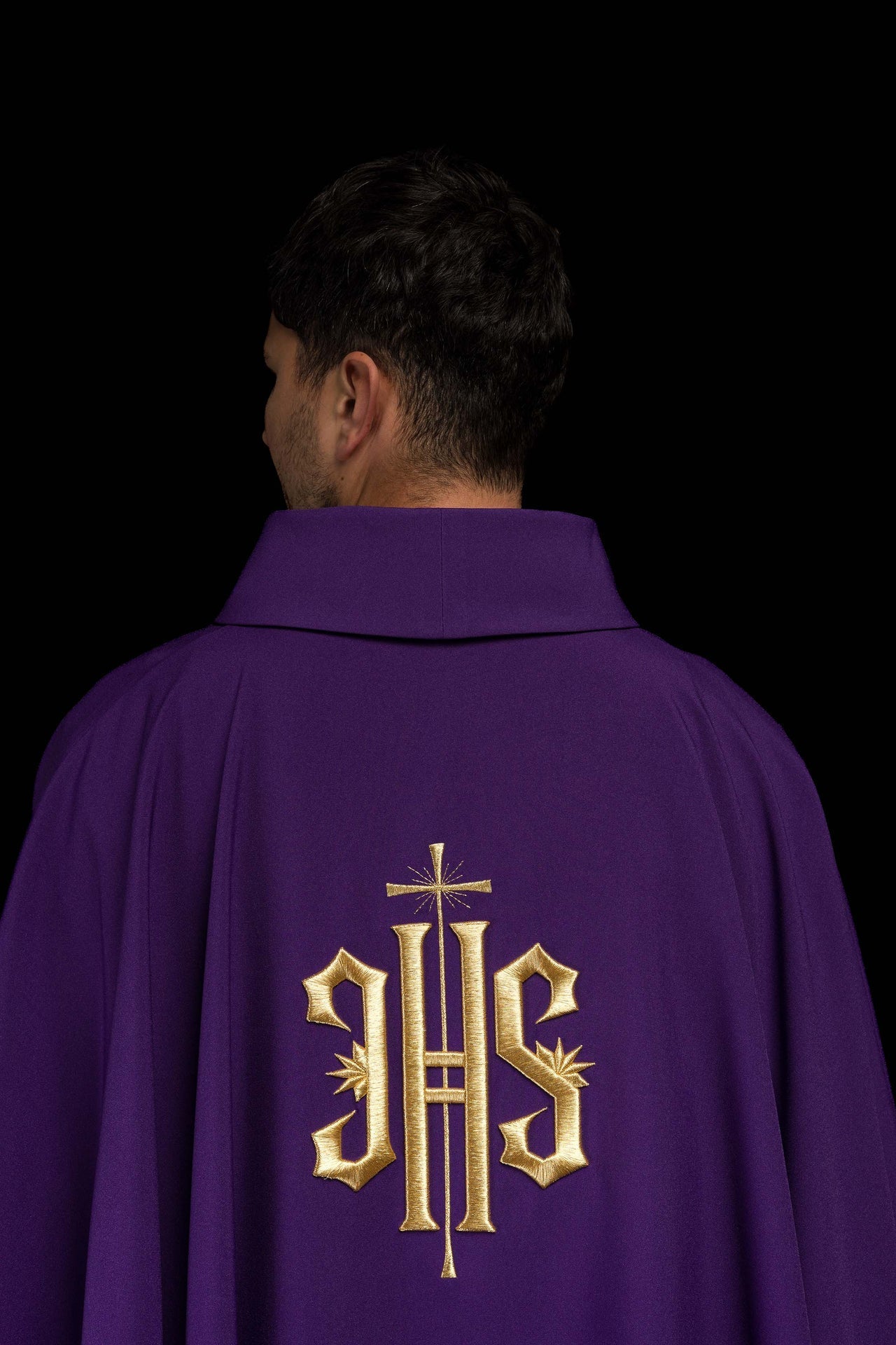 Ornat Liturgiczny Fioletowy z Haftowanym Złotym Symbolem IHS - alba.pl