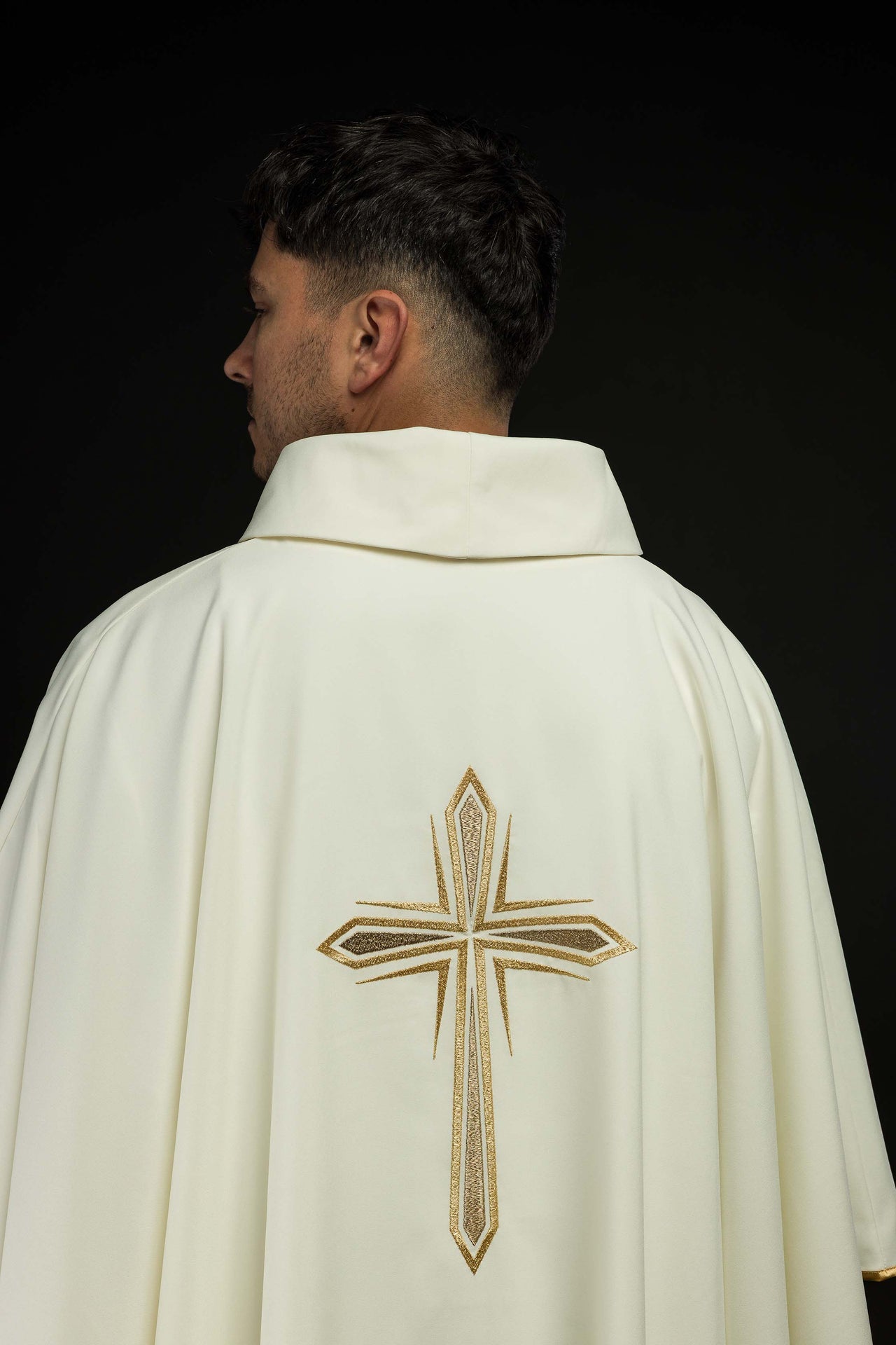Ornat Liturgiczny Haftowany Krzyżem Świętym Złotą Nicią - alba.pl