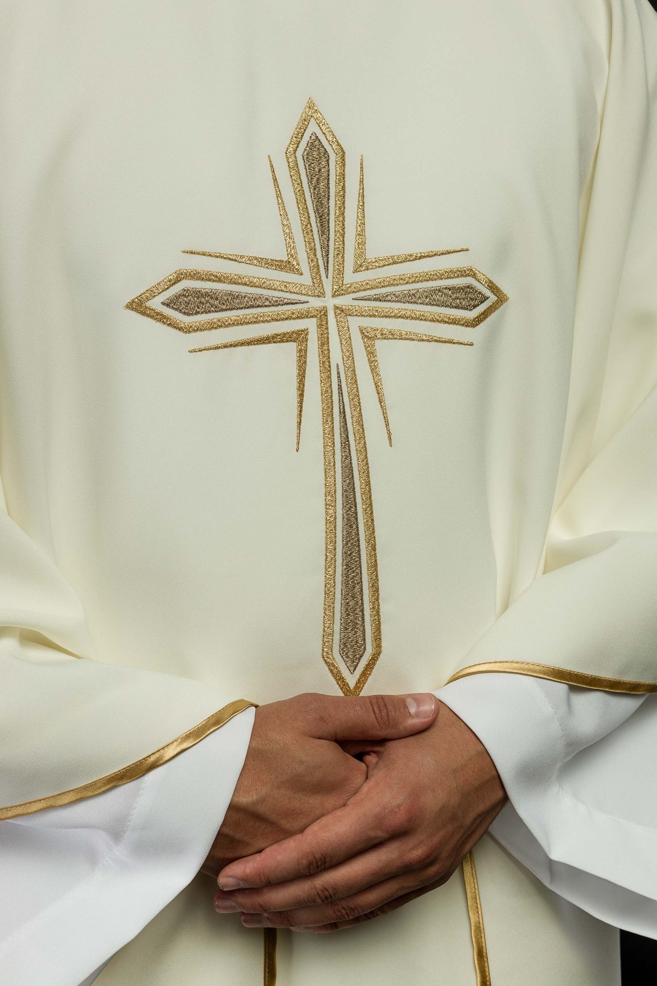 Ornat Liturgiczny Haftowany Krzyżem Świętym Złotą Nicią - alba.pl