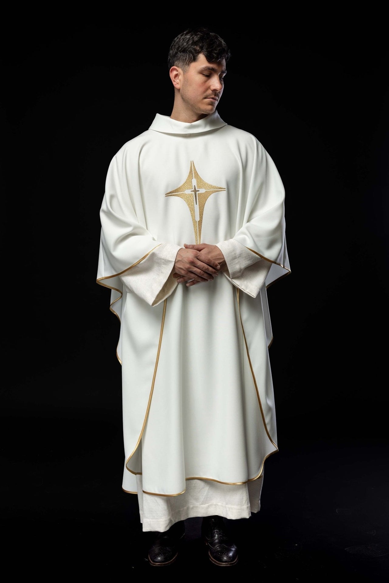 Ornat Liturgiczny Haftowany Krzyżem - Złota Lamówka i Stuła - alba.pl