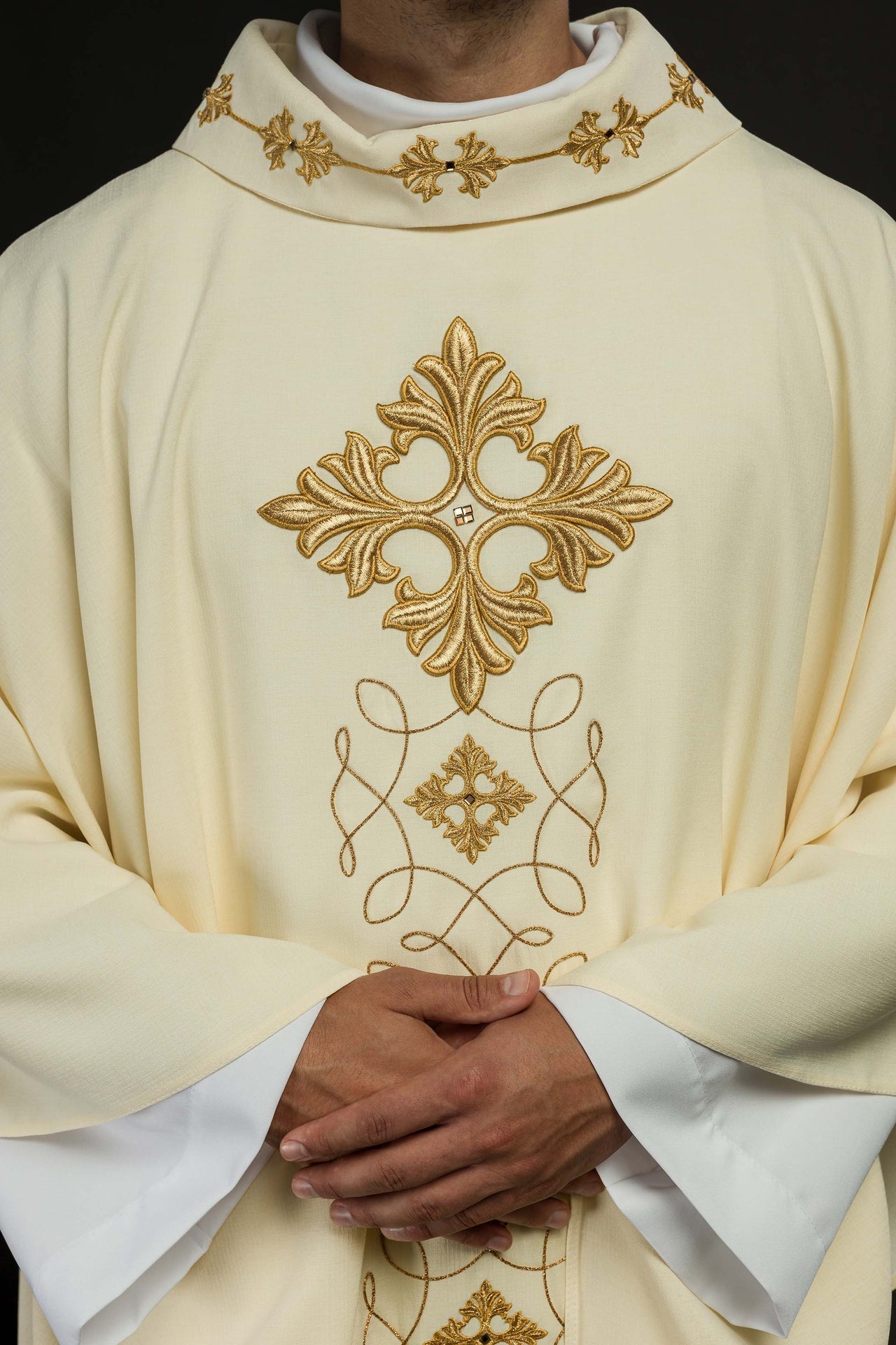 Ornat Liturgiczny Haftowany Sznurkiem i Kamieniami - Elegancki - alba.pl