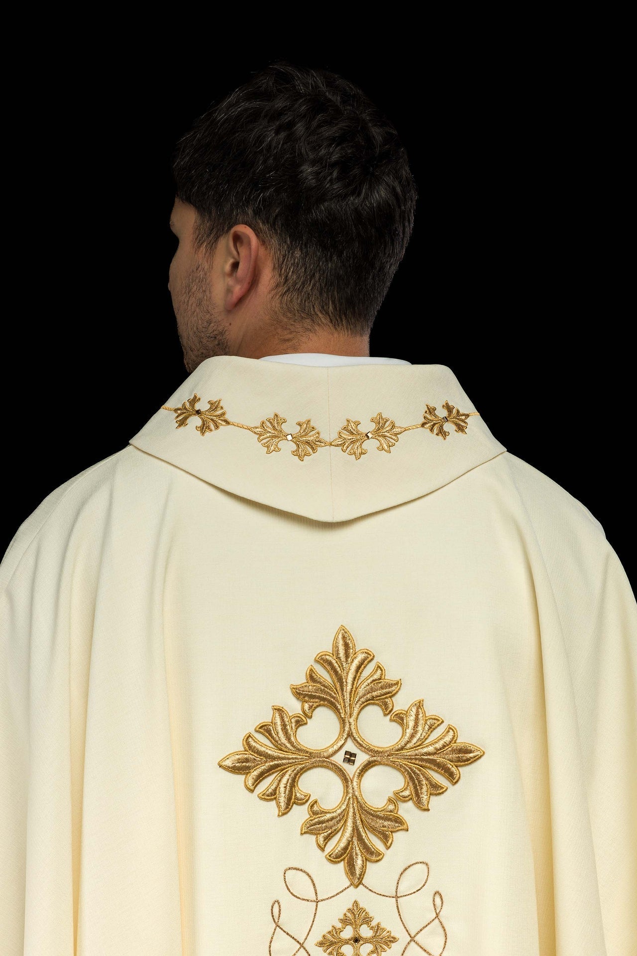 Ornat Liturgiczny Haftowany Sznurkiem i Kamieniami - Elegancki - alba.pl