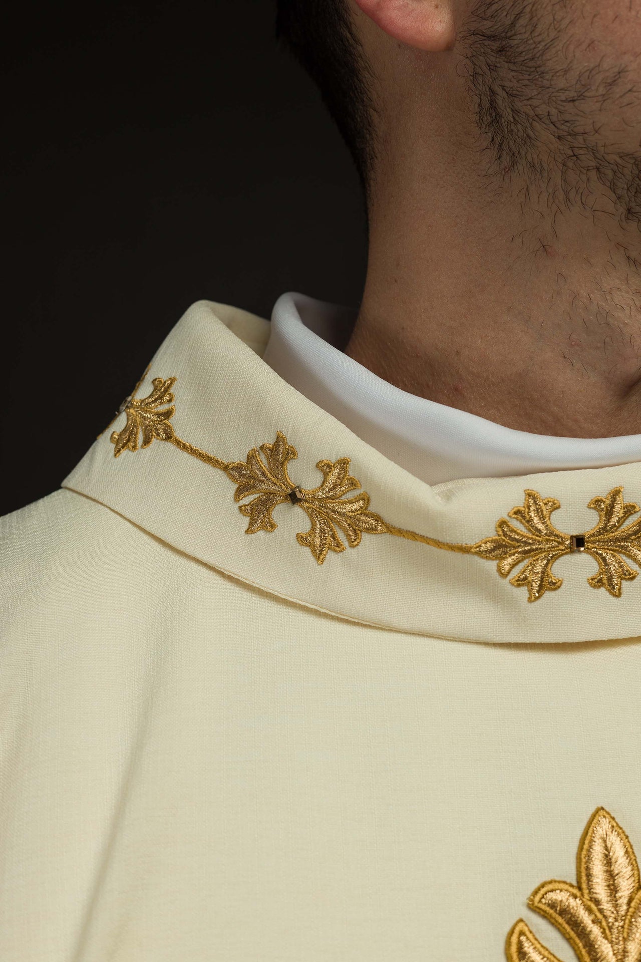 Ornat Liturgiczny Haftowany Sznurkiem i Kamieniami - Elegancki - alba.pl