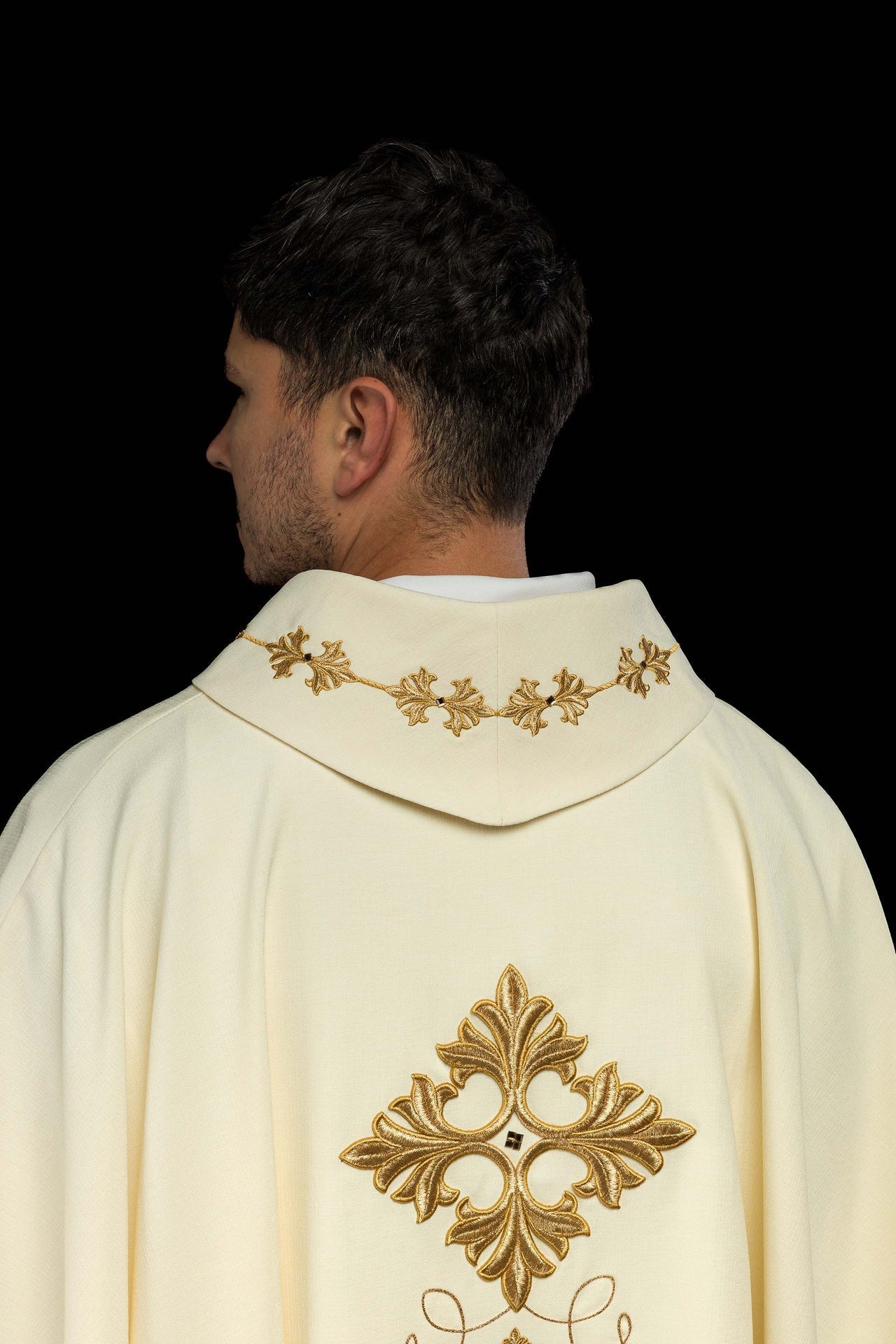 Ornat Liturgiczny Haftowany Sznurkiem i Kamieniami - Elegancki - alba.pl