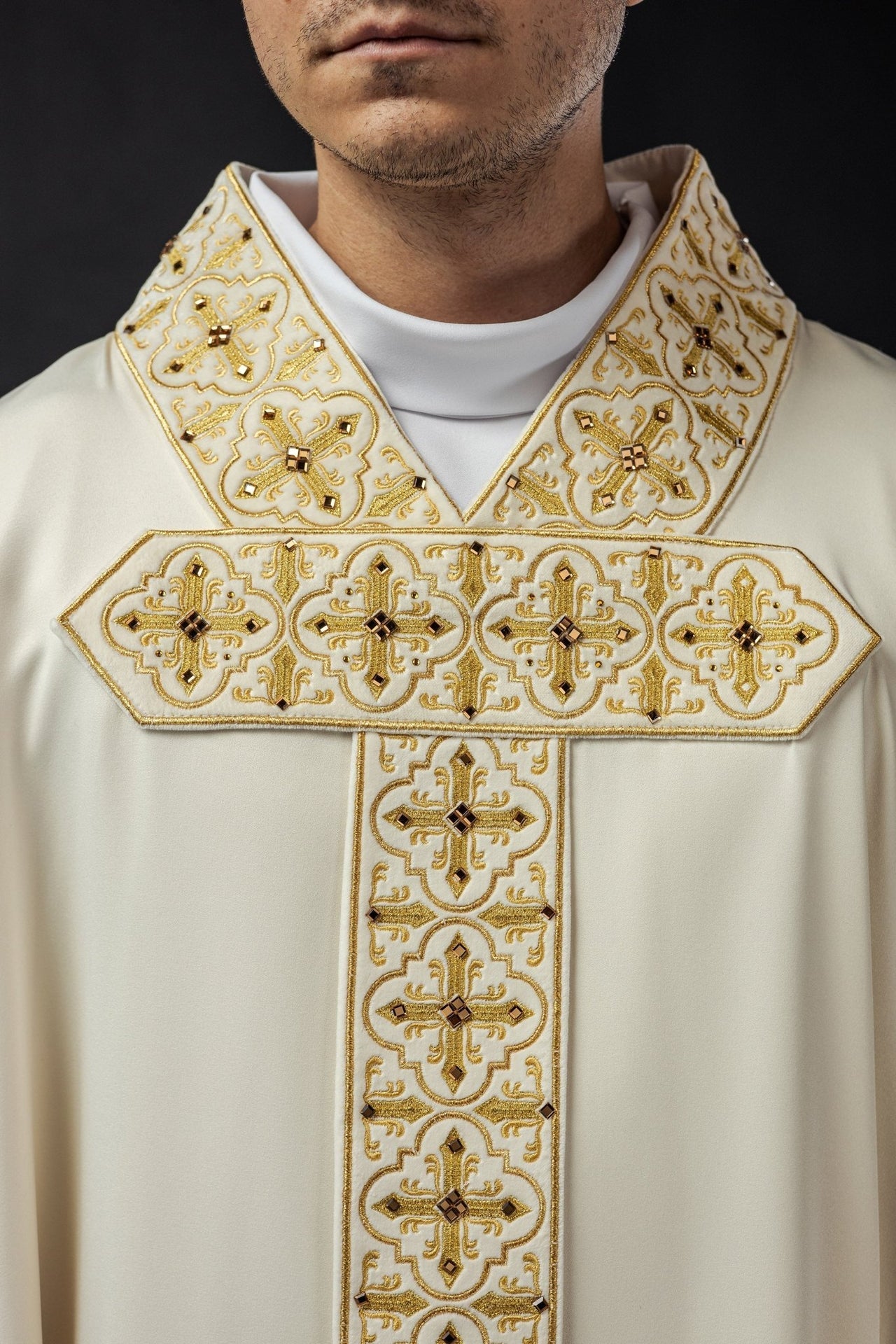 Ornat Liturgiczny Haftowany z Kamieniami i Wiszącym Pasem - alba.pl