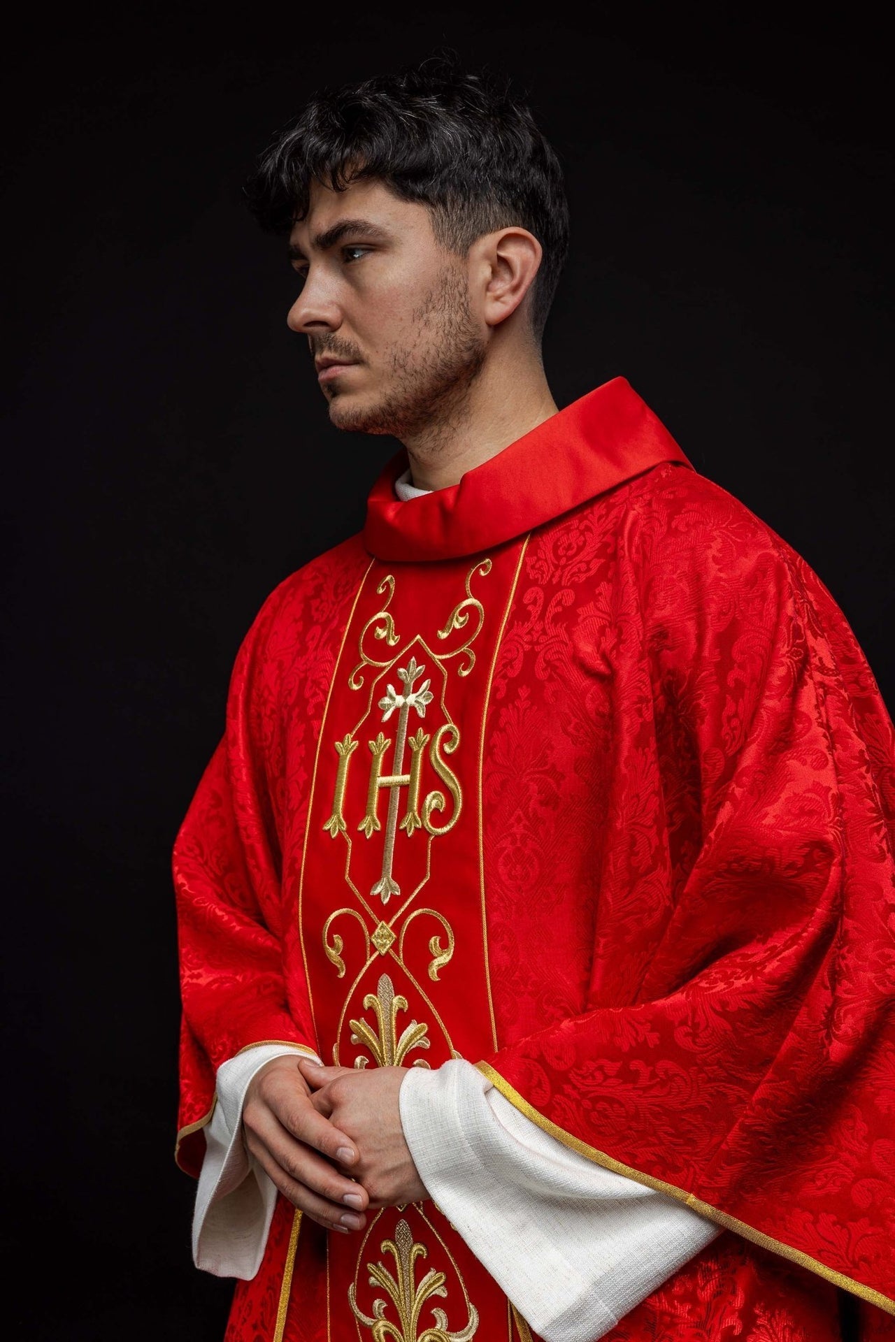 Ornat Liturgiczny IHS Czerwony Haftowany - Elegancki Zdobiony Materiał - alba.pl