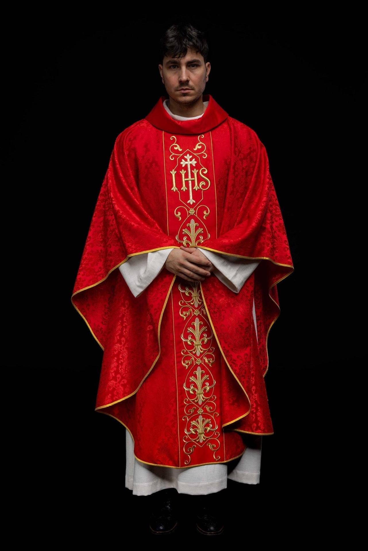 Ornat Liturgiczny IHS Czerwony Haftowany - Elegancki Zdobiony Materiał - alba.pl