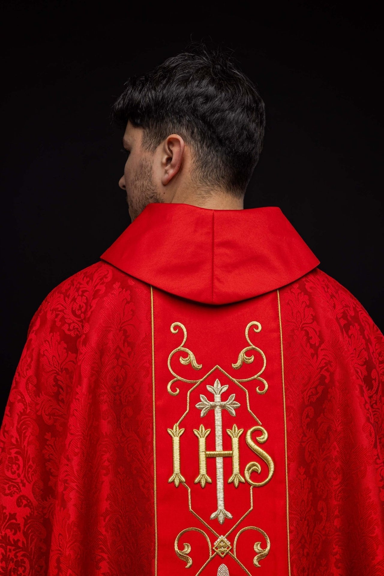 Ornat Liturgiczny IHS Czerwony Haftowany - Elegancki Zdobiony Materiał - alba.pl